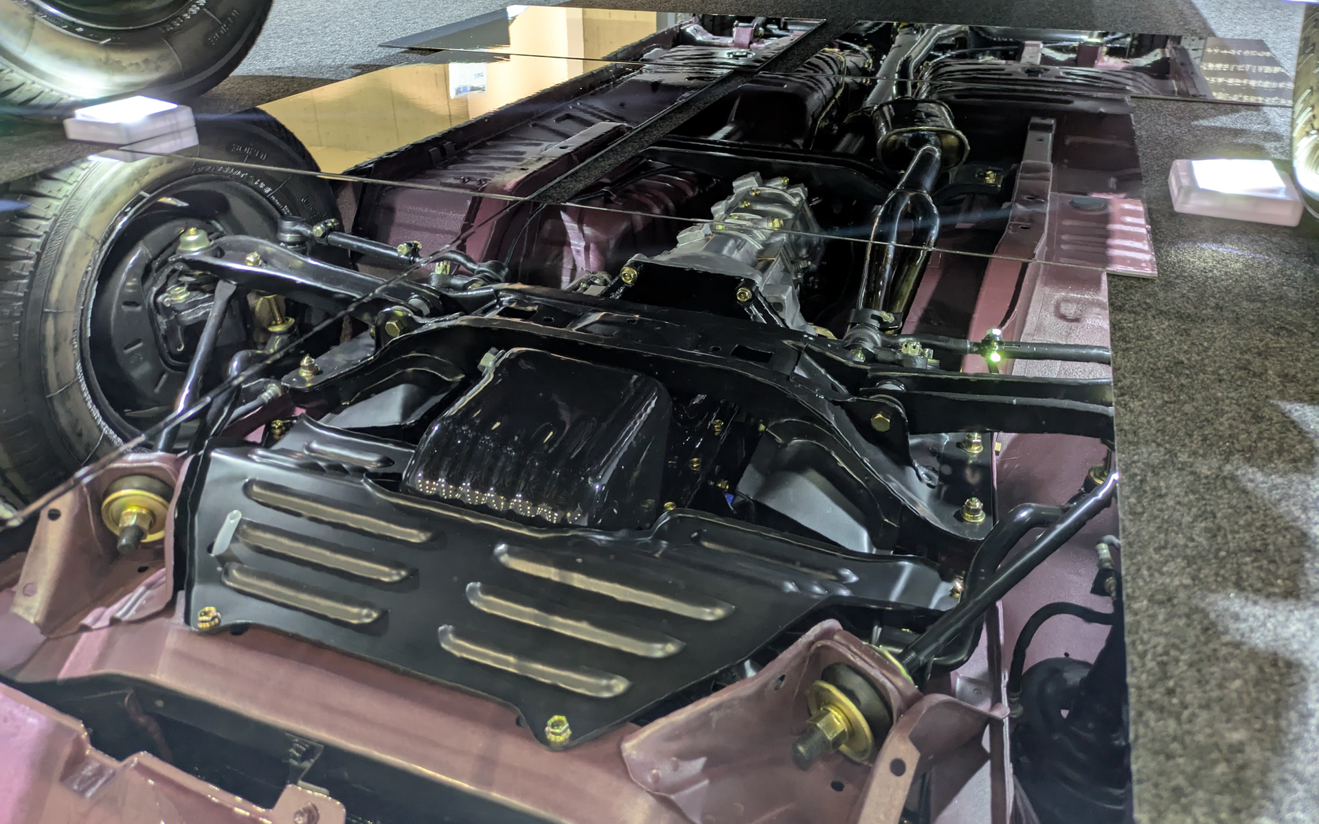 アンダーカバーは、簡易な型を製作し、板金技術と組み合わせて複雑な形状を再現したという