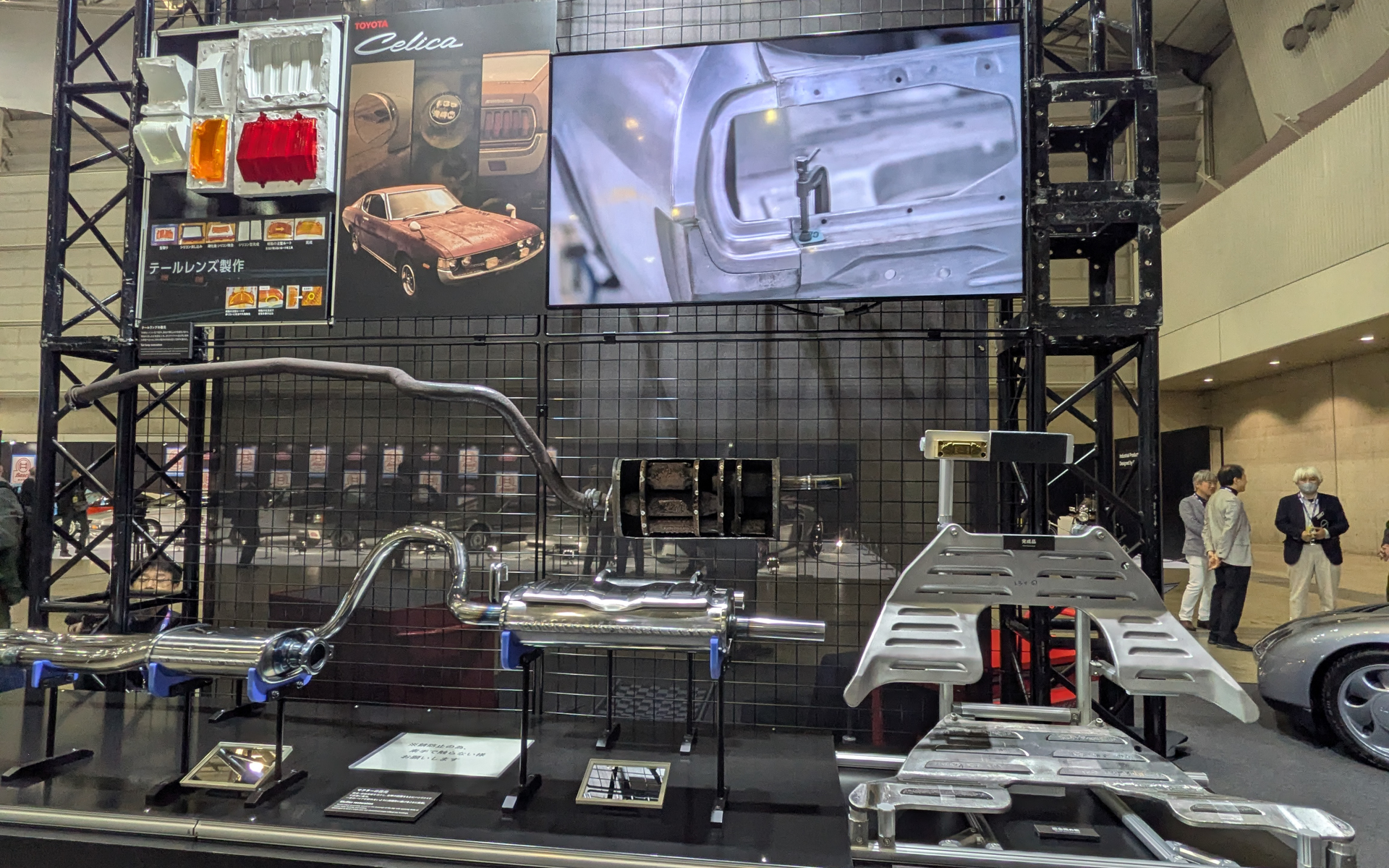 マフラーも鉄パイプの中に砂を入れて、熱しながら曲げるといった当時と同じ工法を使ったという