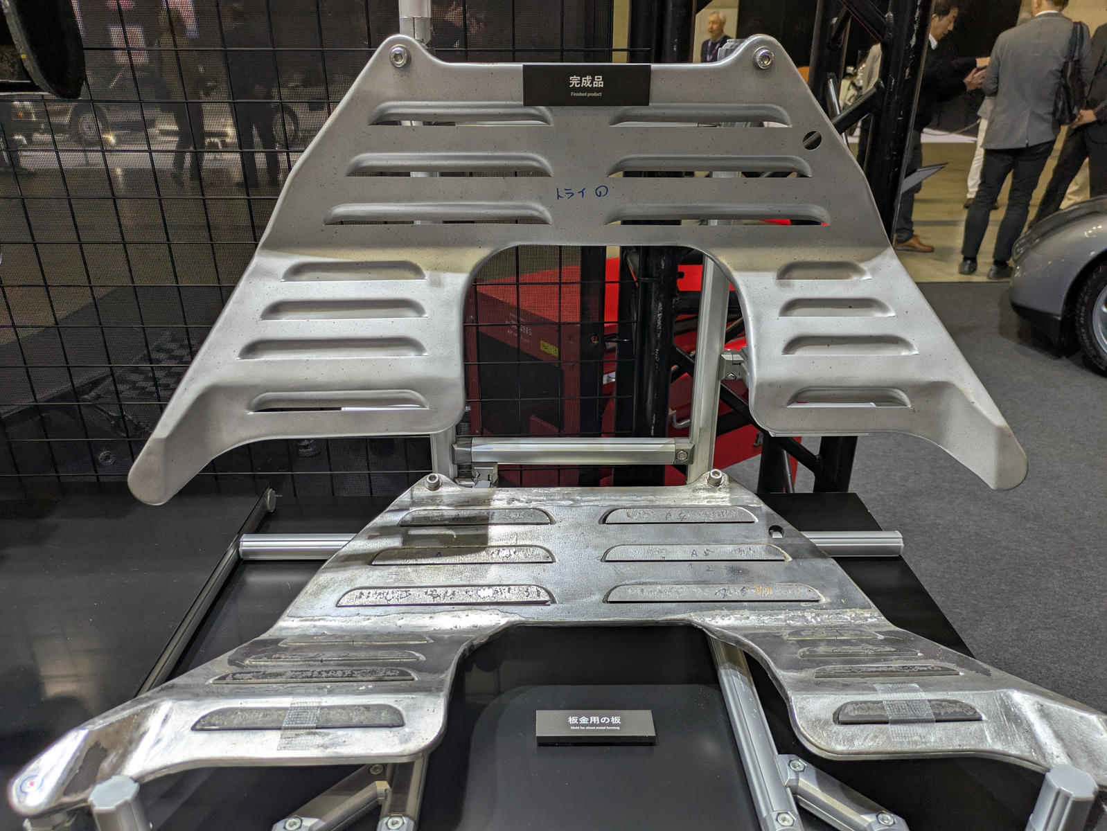 アンダーカバーは、簡易な型を製作し、板金技術と組み合わせて複雑な形状を再現したという