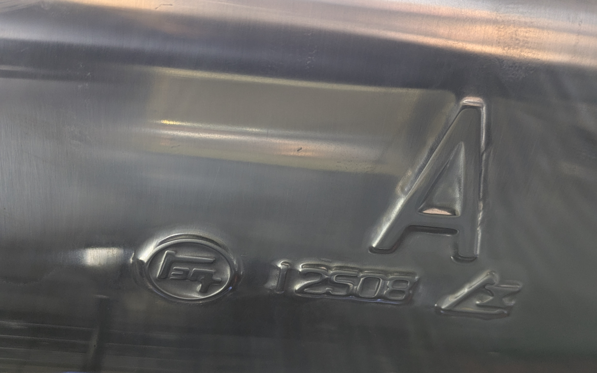 サイレンサーの刻印も当時と同じ型をつくってプレスしているという