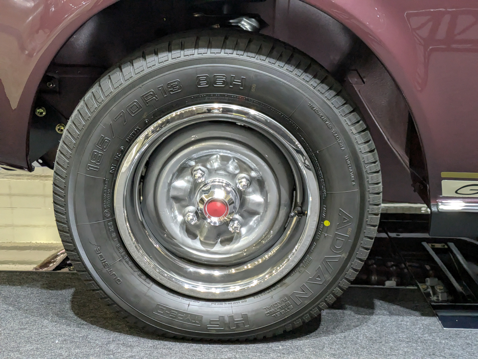 装着タイヤは横浜ゴムの「ADVAN HF TYPE-D」で、サイズは前後とも185/70R13