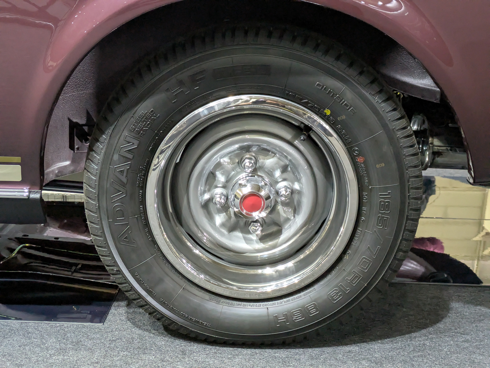 装着タイヤは横浜ゴムの「ADVAN HF TYPE-D」で、サイズは前後とも185/70R13