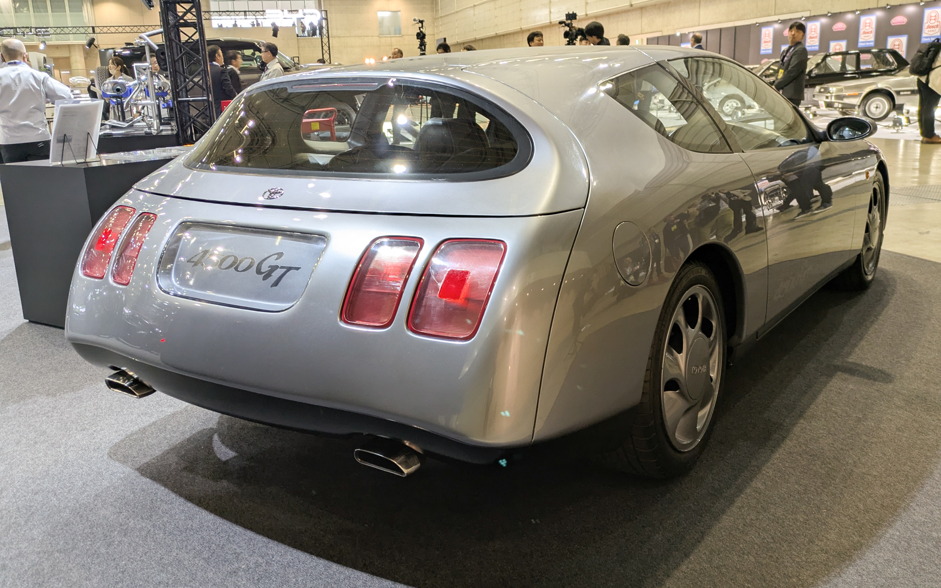 ボディサイズは4365×1830×1210mm（全長×全幅×全高）、ホイールベースは2490mm、車重は1450kg