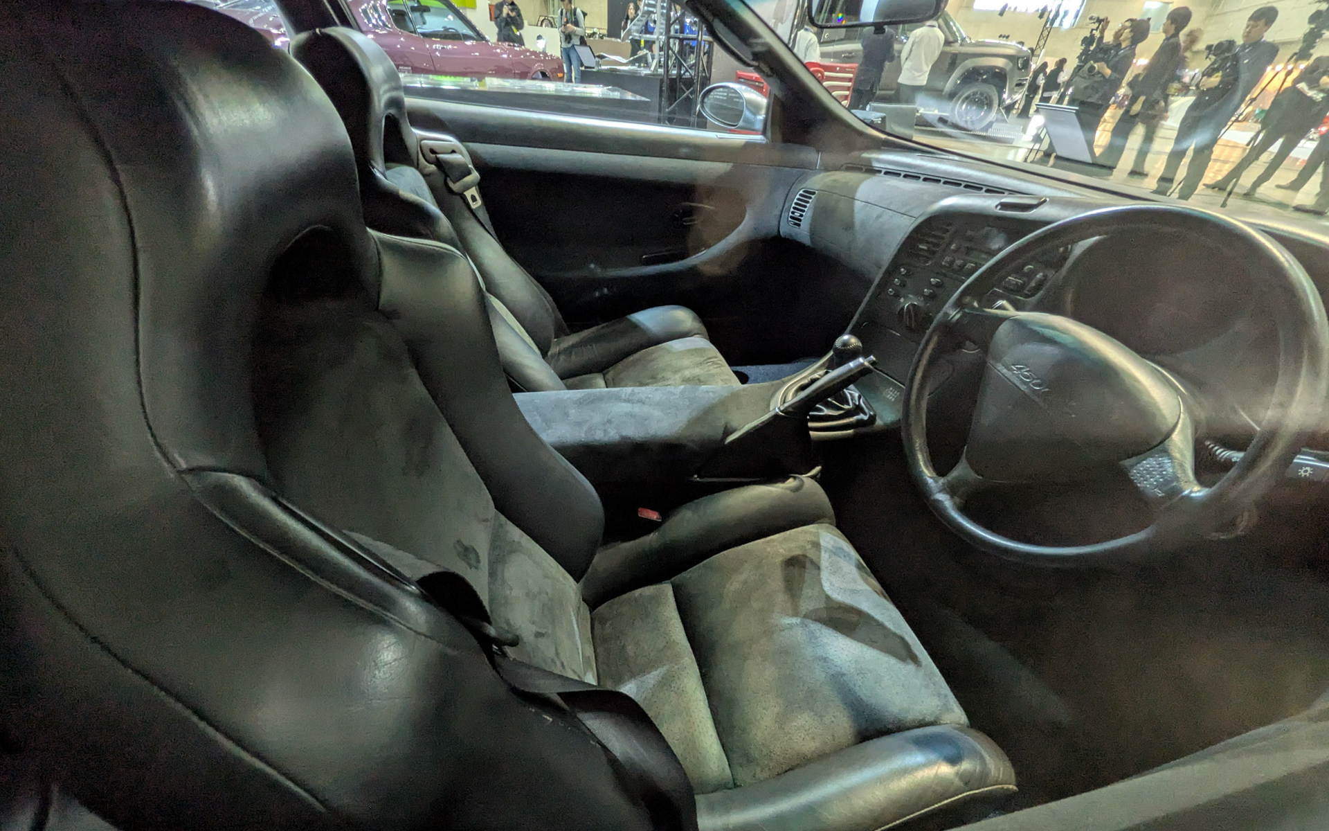 コクピット。シートベルトはシート一体型となっている