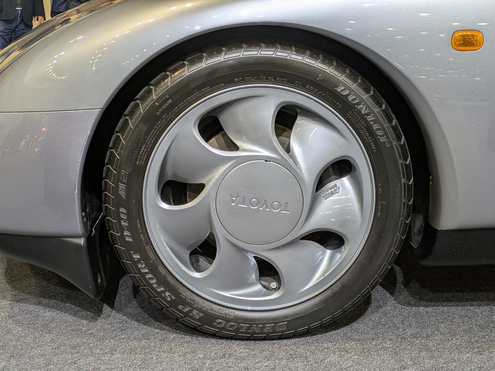 タイヤはダンロップの「DENLOC SP SPORT D40 M2」で、サイズはフロントが235/45ZR17、リアが255/40ZR17