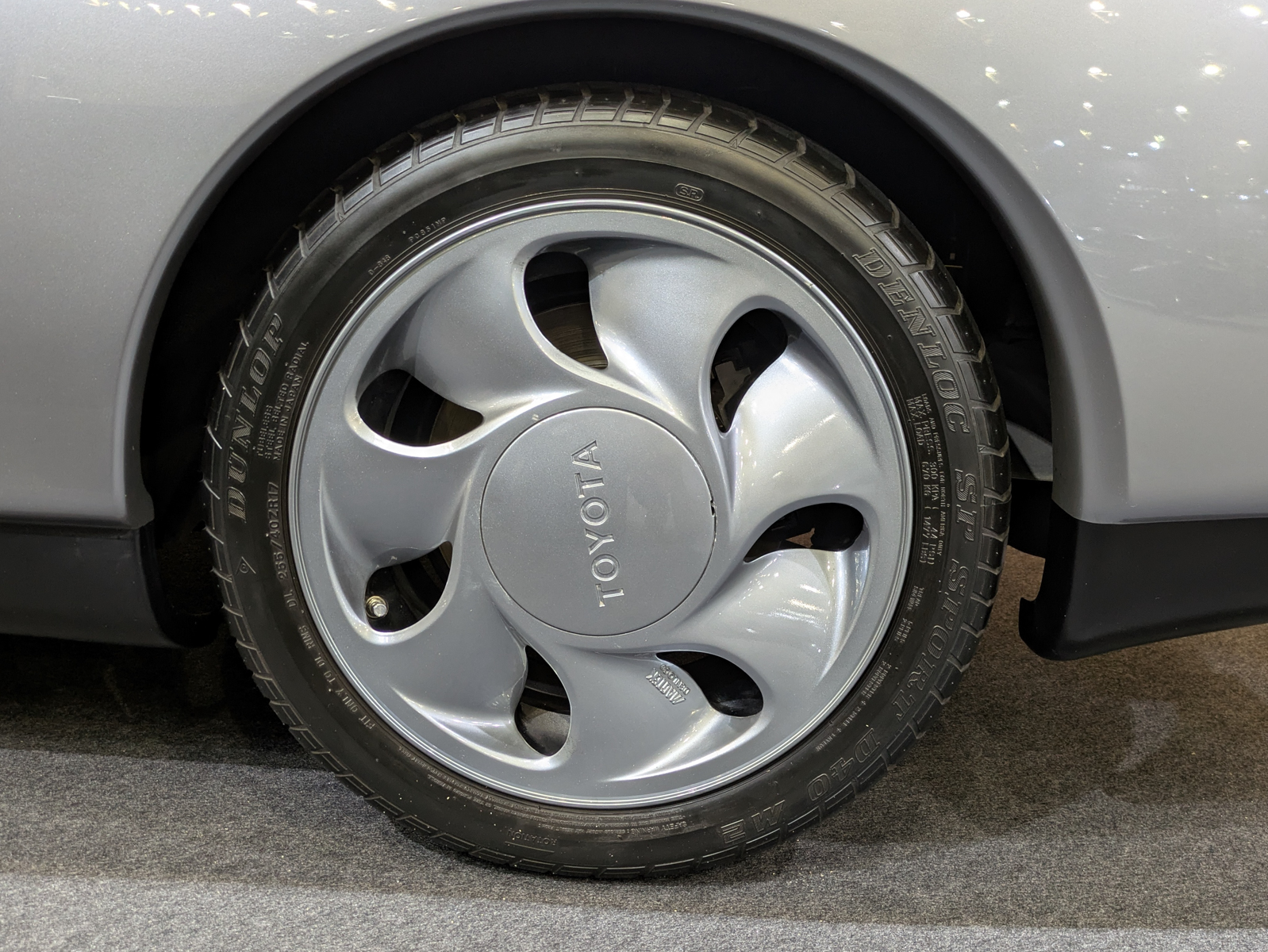 タイヤはダンロップの「DENLOC SP SPORT D40 M2」で、サイズはフロントが235/45ZR17、リアが255/40ZR17