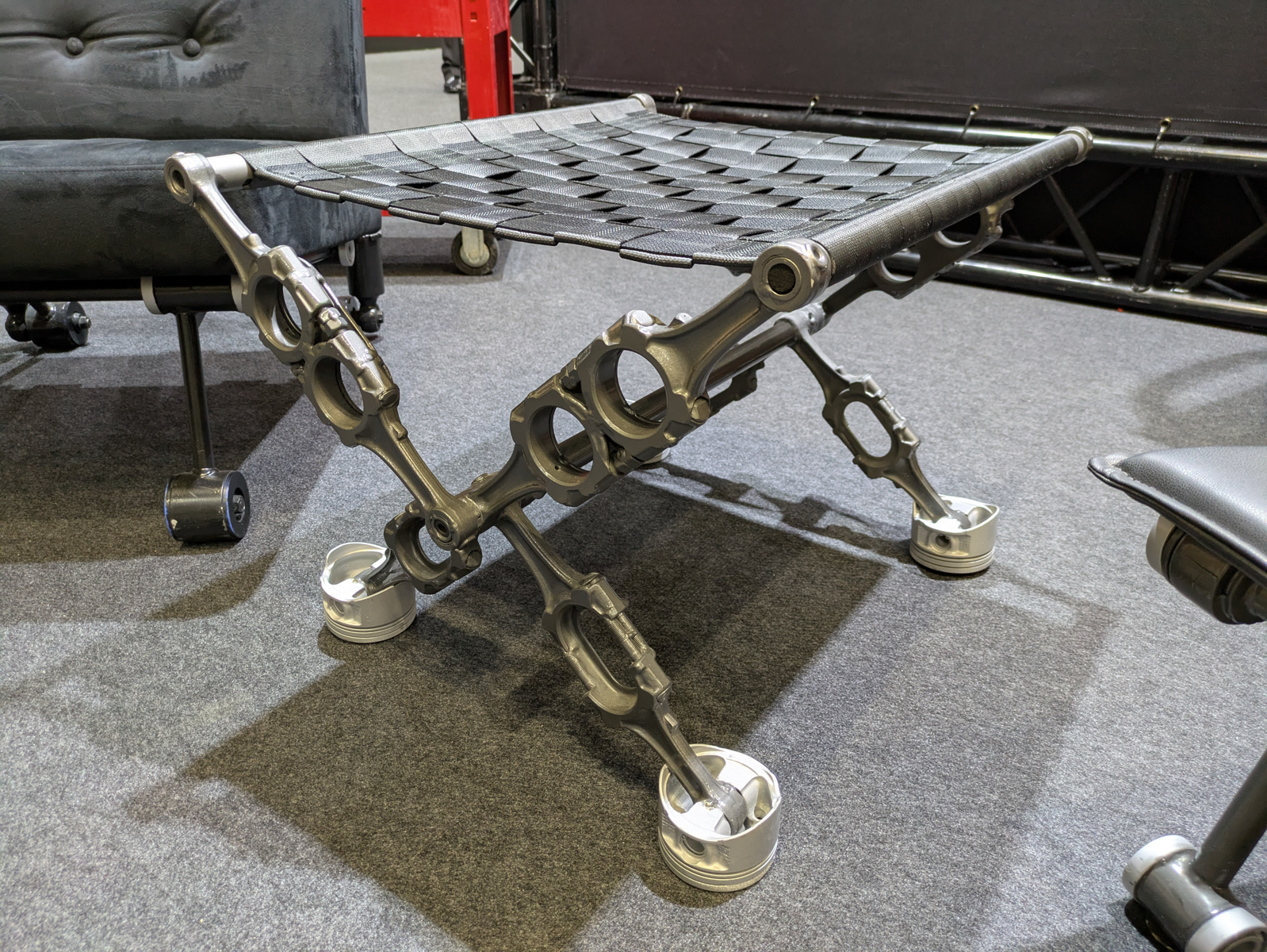 ピストンやコンロッドを再利用したテーブルや、足まわりパーツを再利用したチェアなど、オリジナルアイテムも展示してある