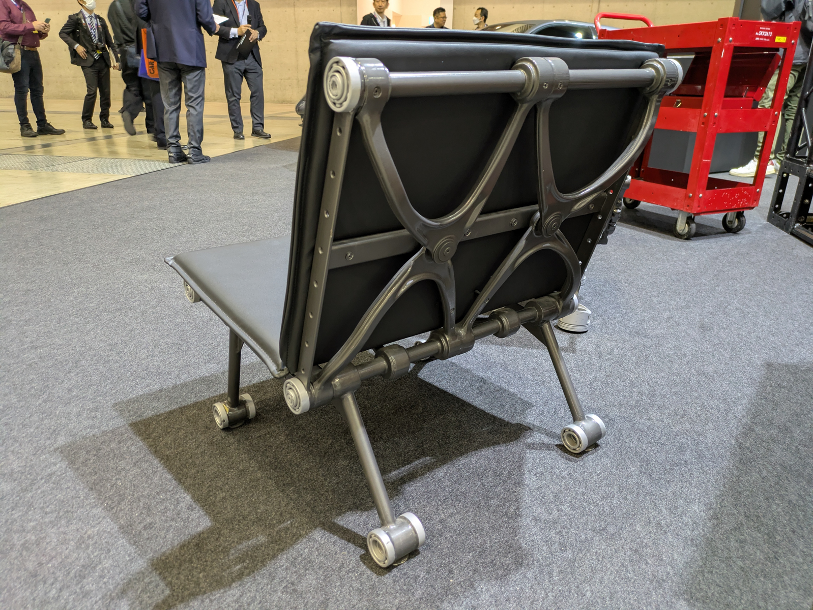 ピストンやコンロッドを再利用したテーブルや、足まわりパーツを再利用したチェアなど、オリジナルアイテムも展示してある