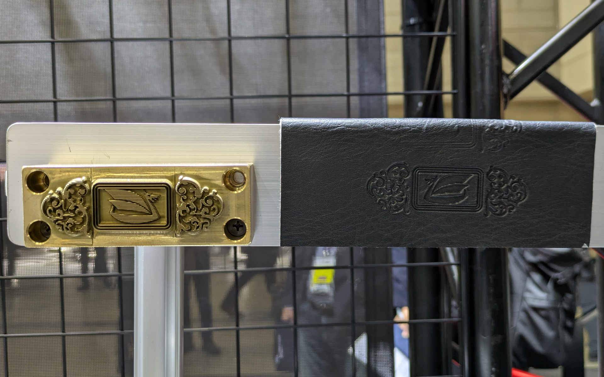 シートの刻印は、真鍮で制作した型を高周波ウェルダーで加熱して押し付けて刻印するといった当時の手法で行なっている