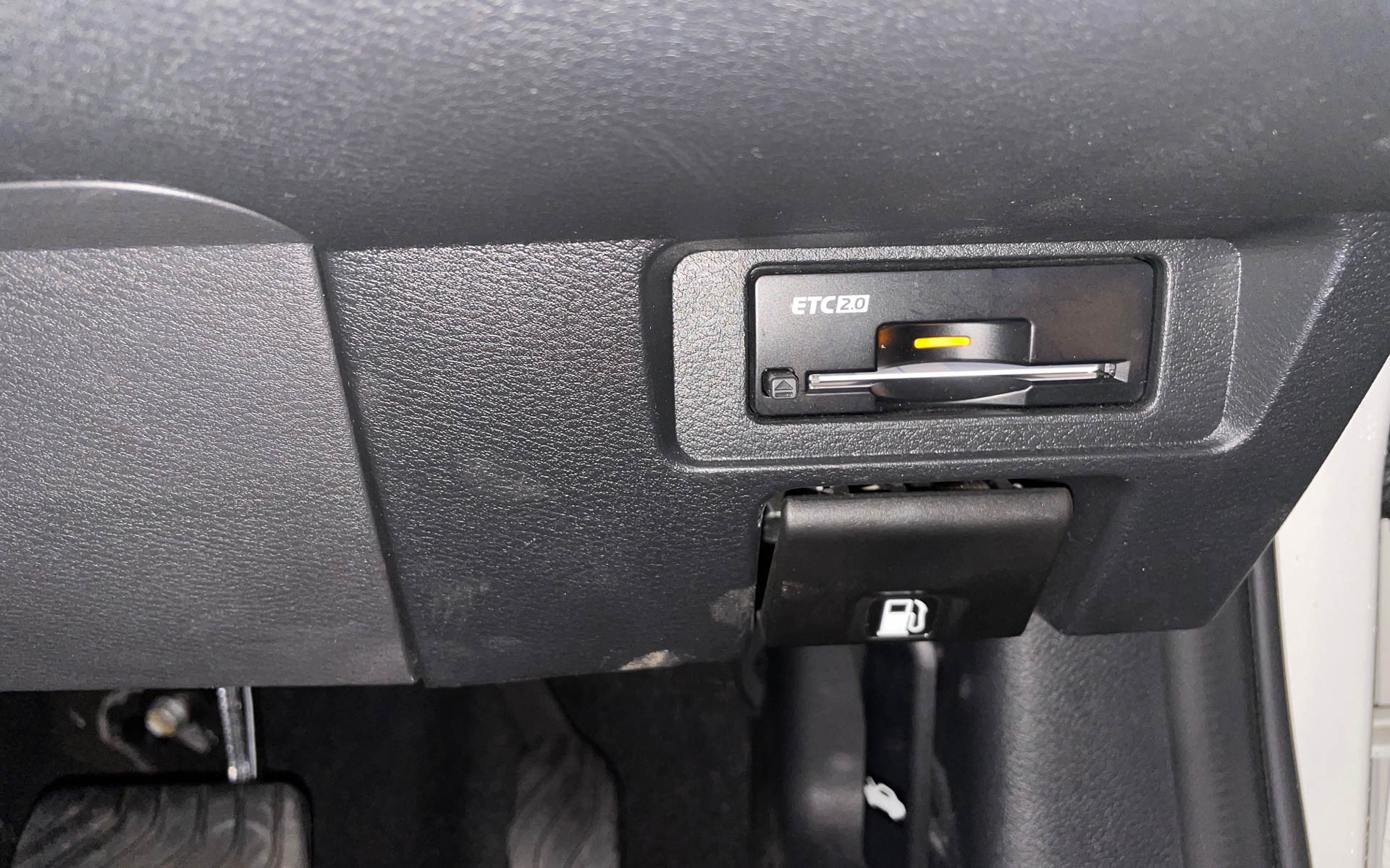 ダッシュボードのETC2.0。すぐに挿せるところにあって便利