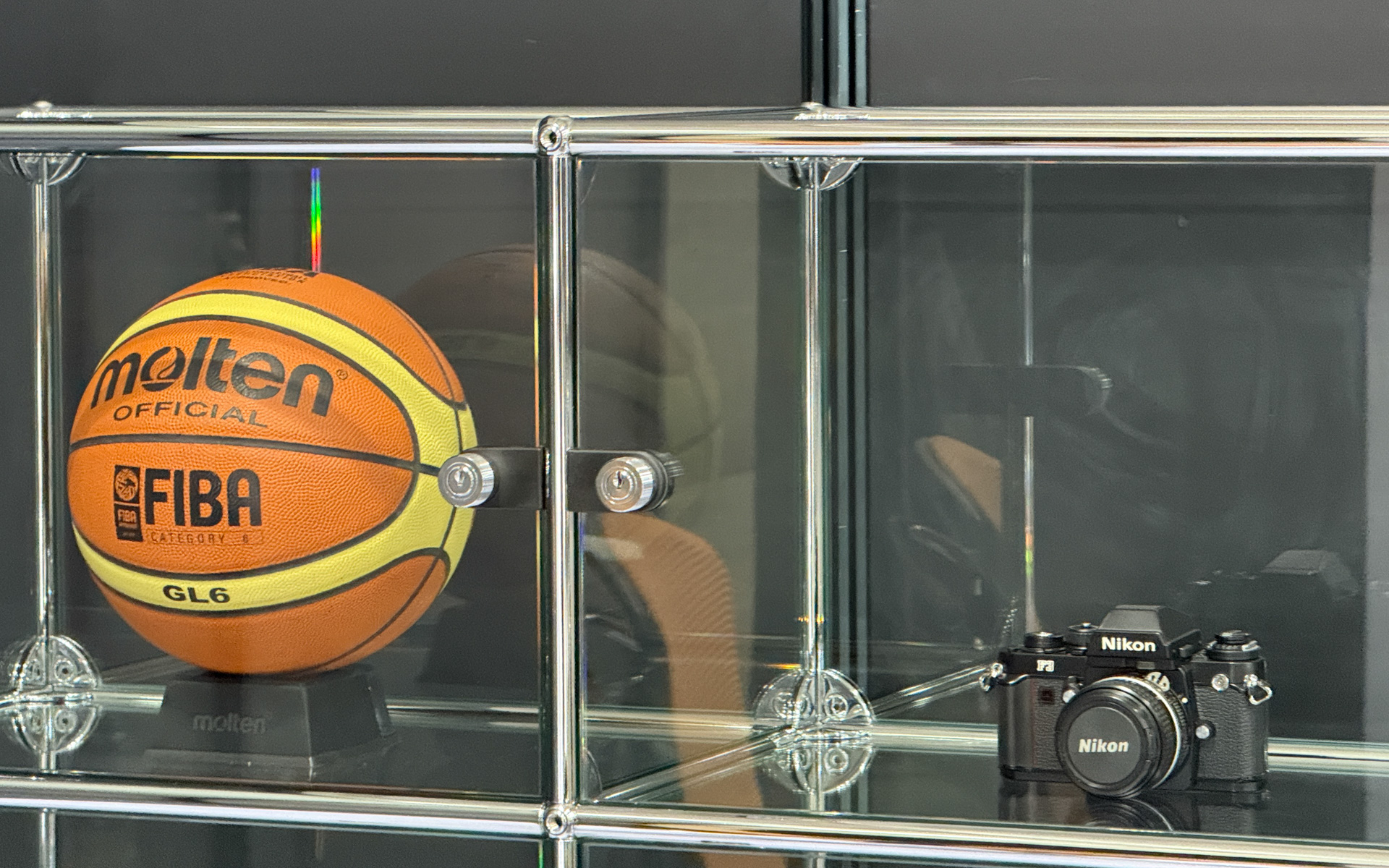 バスケットボールやニコンのカメラなどジウジアーロ氏が手掛けた工業製品のデザインの紹介も