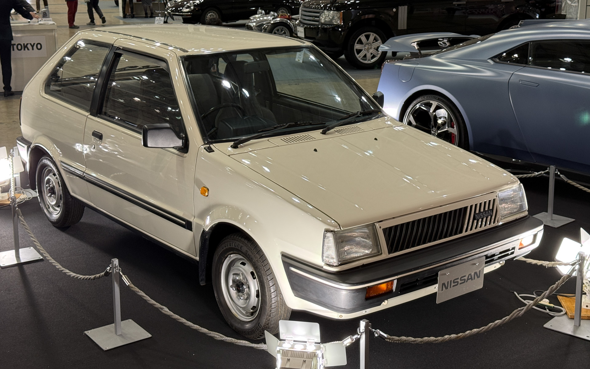 イタルデザイン・ジウジアーロ氏がスタイリング原案を手掛けた日産自動車の「マーチ」の展示も。日産を代表するコンパクトカーとして1981年東京モーターショーに展示されたコンセプトカー「NX018」をベースに翌1982年量産車として販売されたのがマーチ（海外名マイクラ）。飽きのこない時代性を捉えたスタイリングに、経済性の高い基本性能を組み合わせ、高い人気を得た。展示車のコレットは当時の最高級グレード「G」をベースにチェック柄のシートやフロント両席バニティミラーを備えたモデル