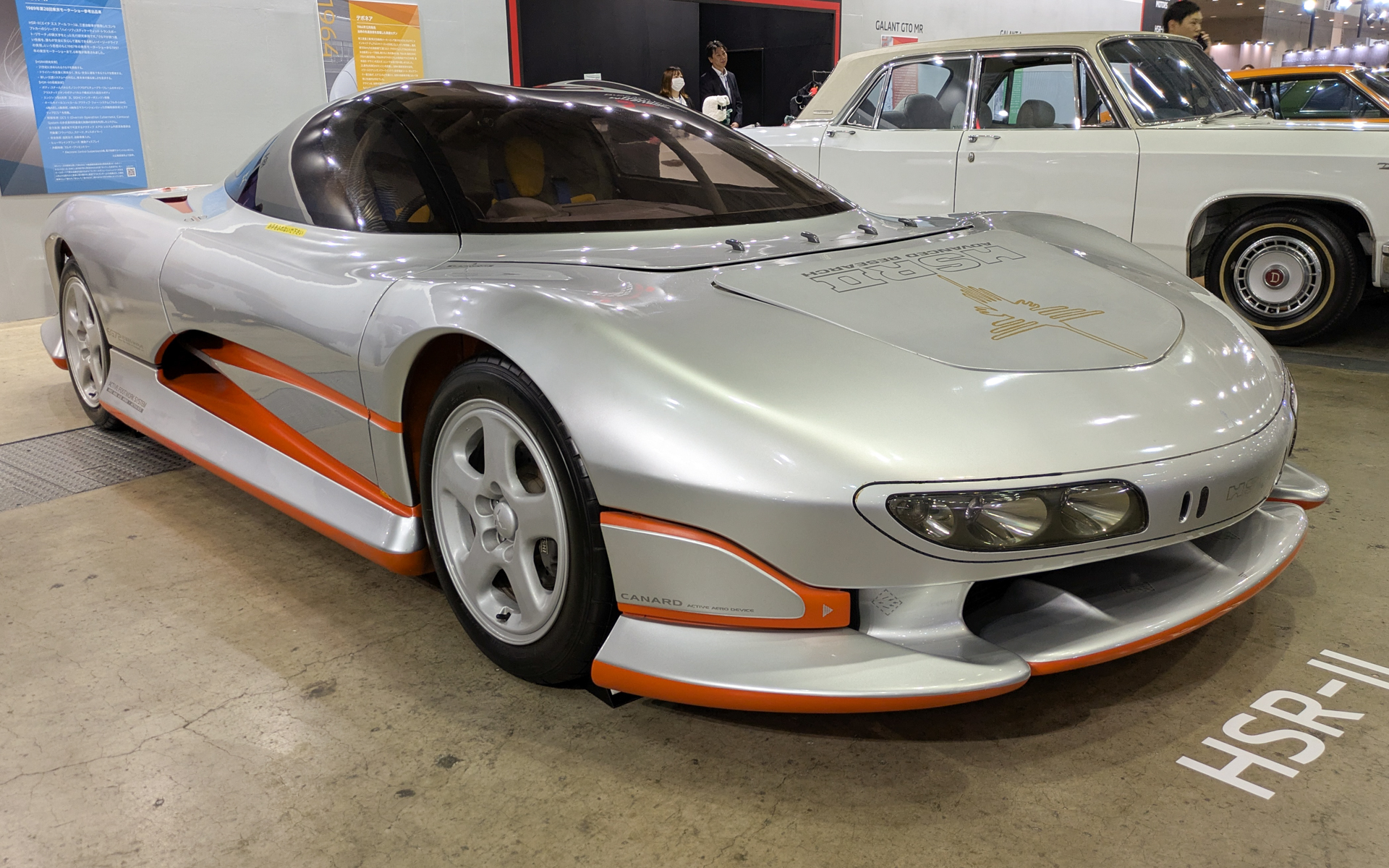 HSR-IIは当時はまだ研究中だった、速度域で可変するアクティブエアロシステム、フルタイム4WD、4輪ABS、4輪操舵、4輪独立懸架式サスペンションといった四輪制御技術、追尾走行や自動車庫入れ機能などの運転支援技術を採用したコンセプトカー