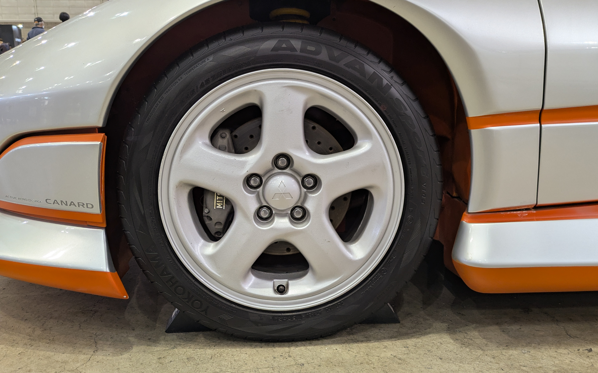 タイヤサイズは前後とも245/45ZR17。フロントタイヤは当時のではなく現代の横浜ゴムの「ADVAN Sport V109」に履き替えられている