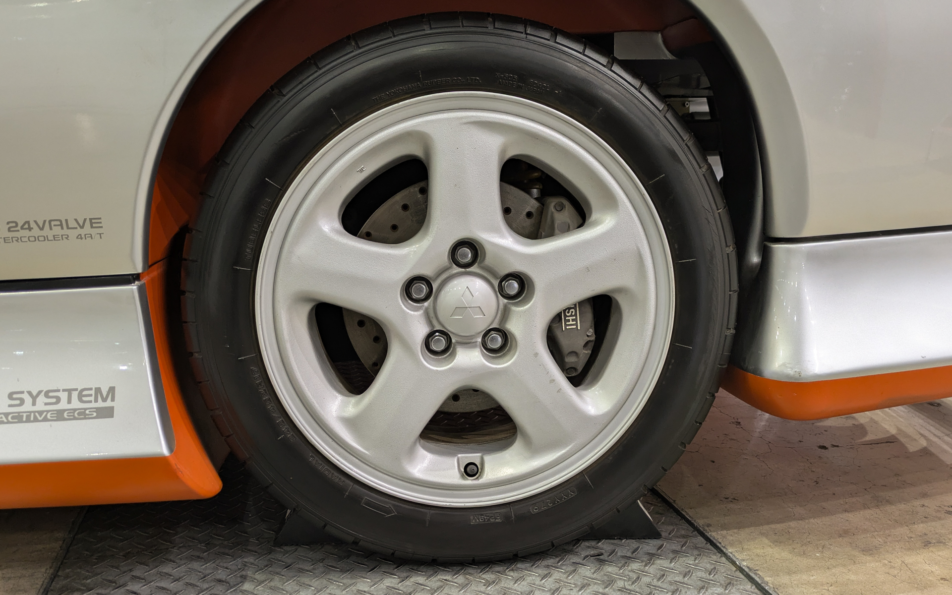 タイヤサイズは前後とも245/45ZR17。フロントタイヤは当時のではなく現代の横浜ゴムの「ADVAN Sport V109」に履き替えられている