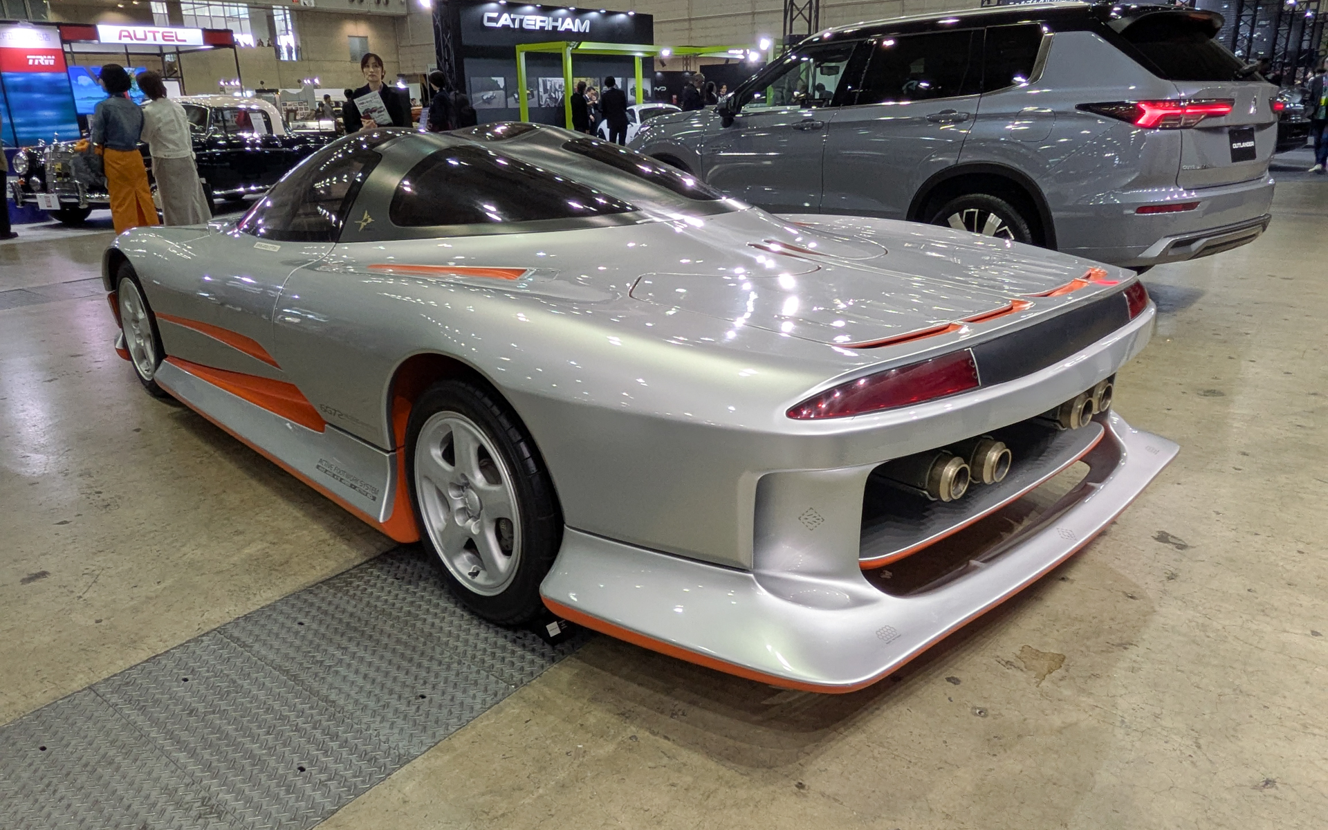 HSR-IIは当時はまだ研究中だった、速度域で可変するアクティブエアロシステム、フルタイム4WD、4輪ABS、4輪操舵、4輪独立懸架式サスペンションといった四輪制御技術、追尾走行や自動車庫入れ機能などの運転支援技術を採用したコンセプトカー