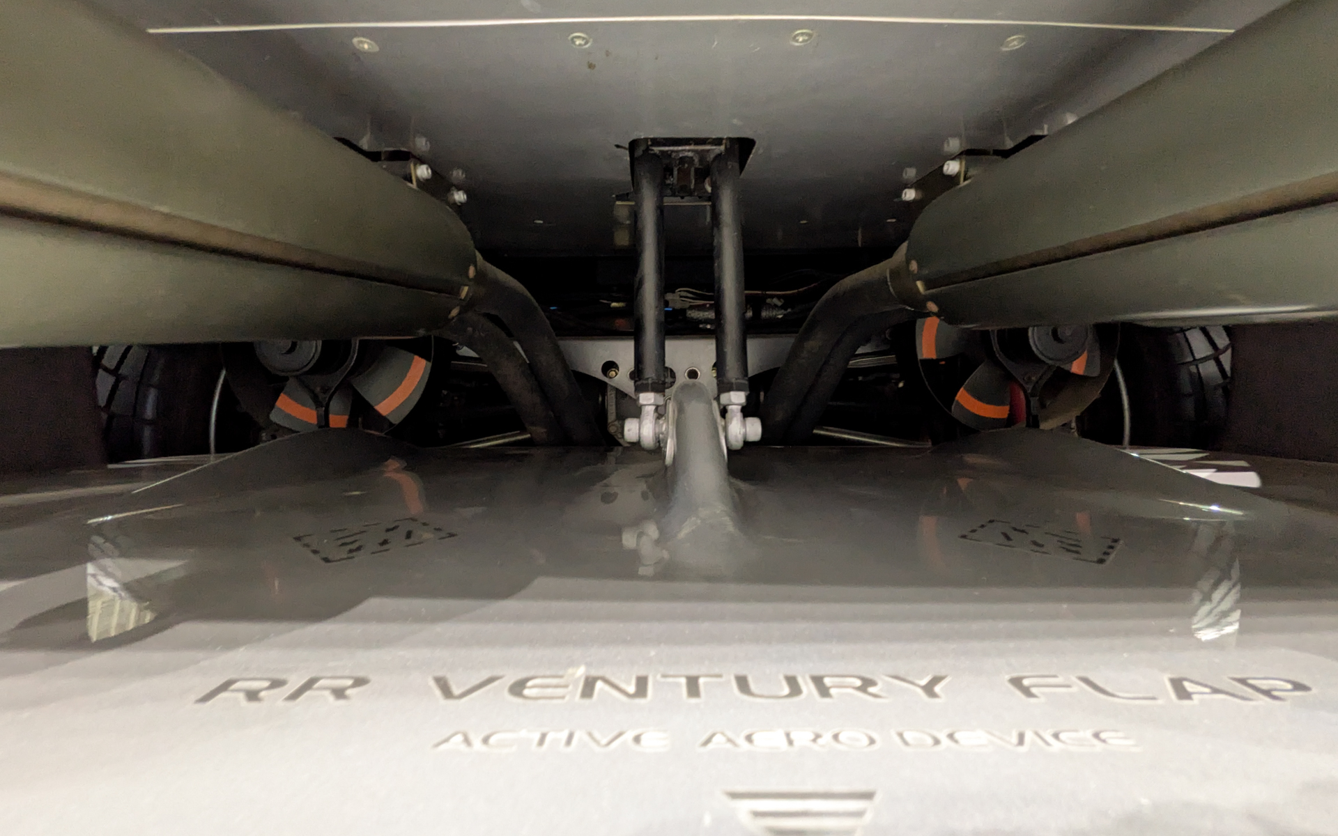 リアバンパーの内部。「RR VENTURY FLAP」と表記があり中心にある2本の棒が、車体の傾きを利用してトランク上にあるフラップを動かす機構のように見える