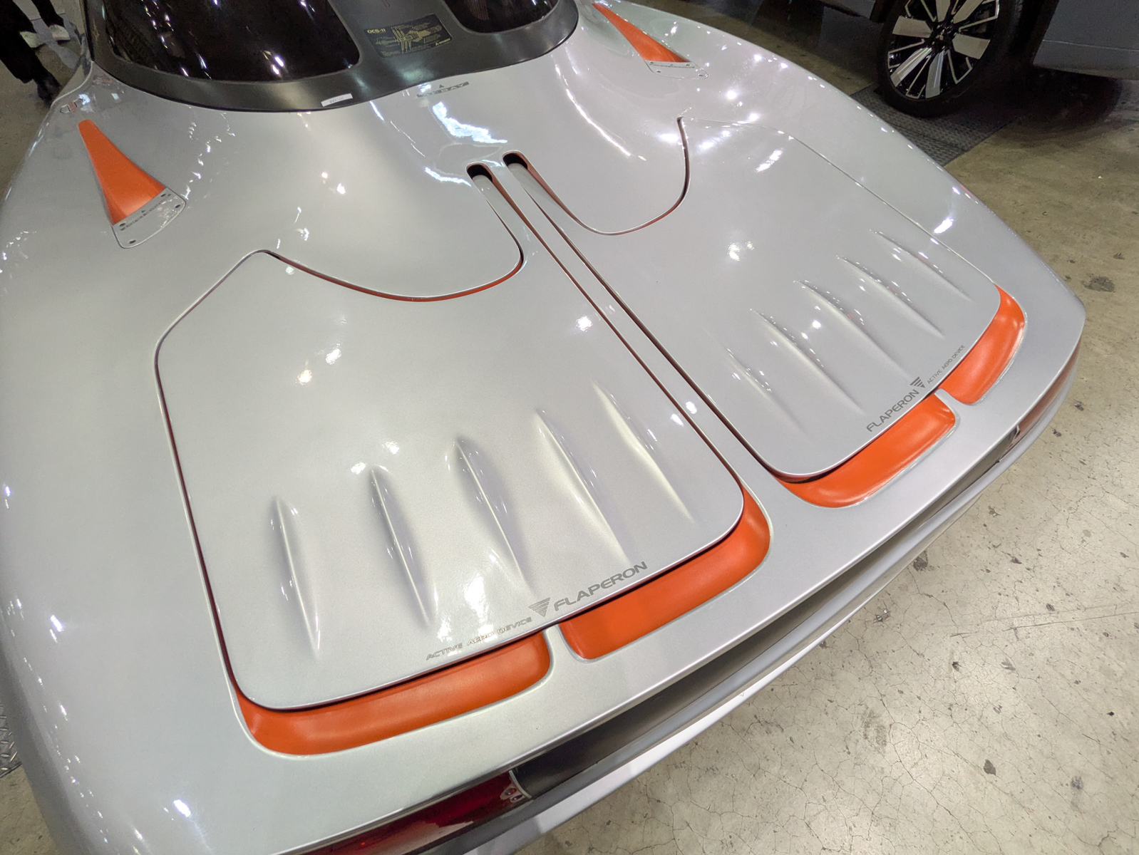 トランクには独立して動く2枚の大きなウイングを搭載