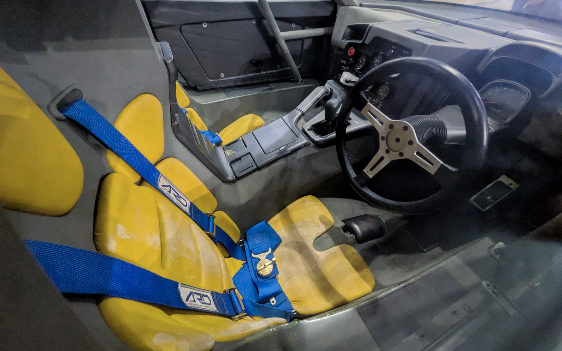 シートはモノコック一体型となっている