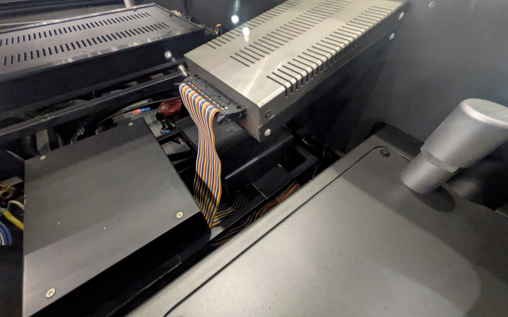 ナスカの地上絵のように見えるが、リアウィンドウ内に搭載しているさまざまな制御システムがどのように接続されているかを表現している