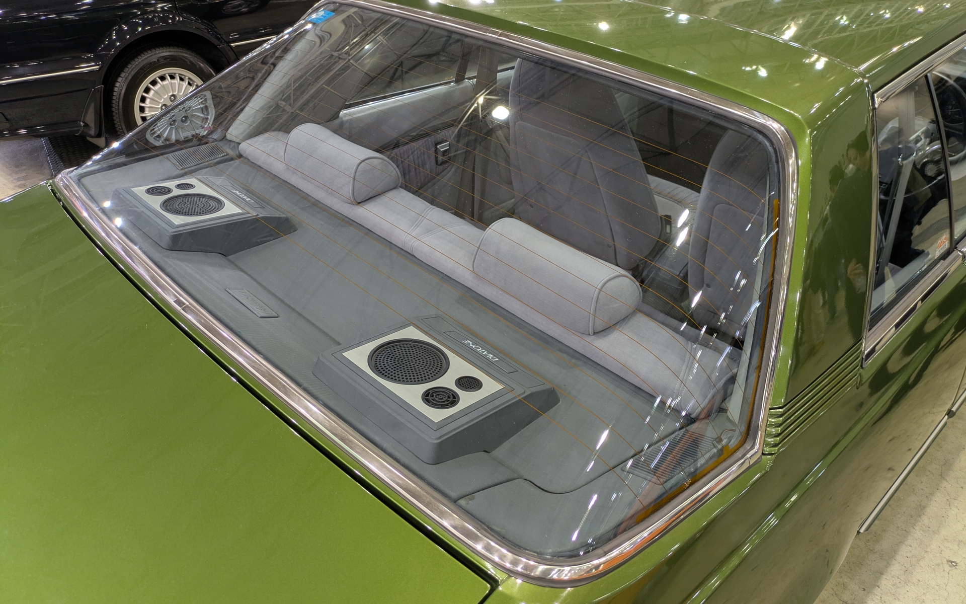 きれいに湾曲させたリアウインドウ