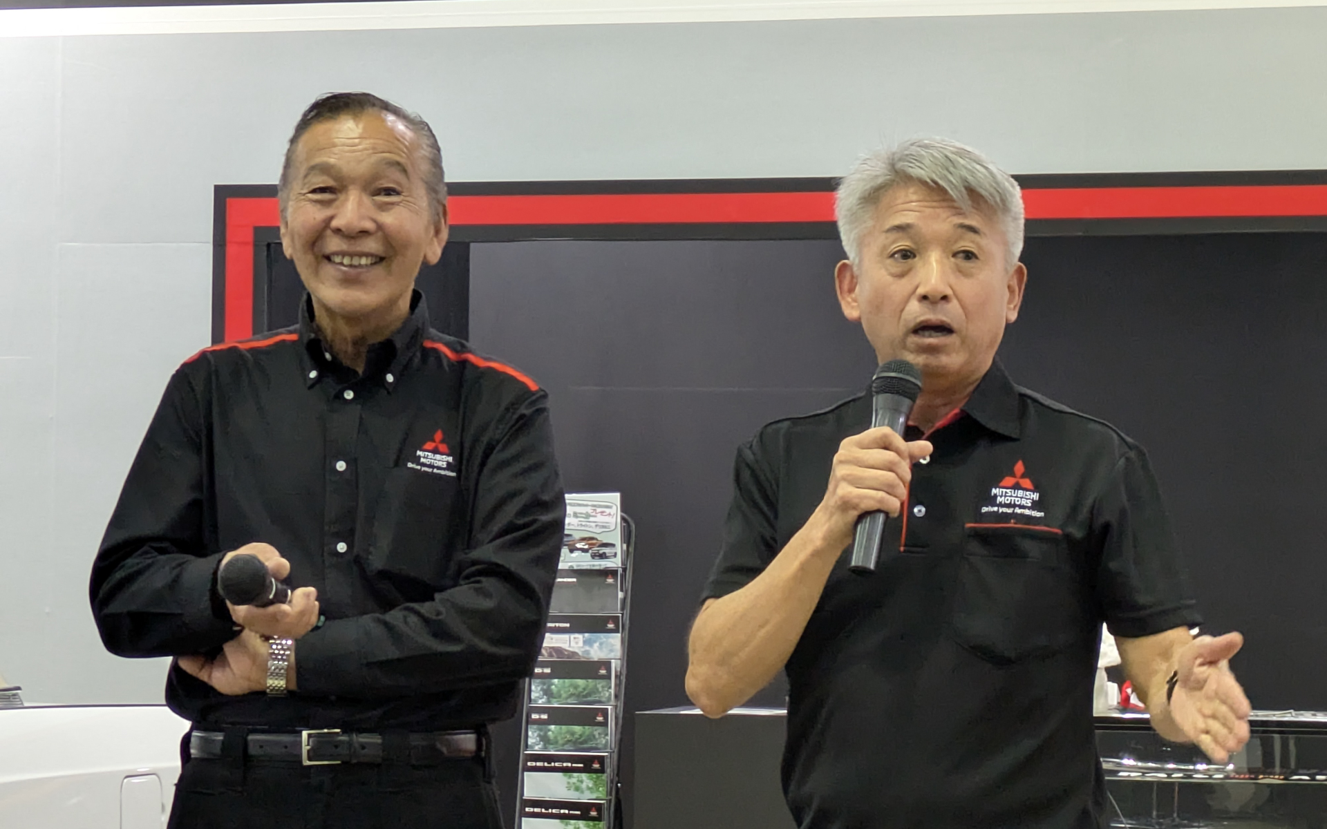 チーム三菱ラリーアート総監督 増岡浩氏（左）と、三菱自動車ブランドアンバサダーを務める片山右京氏（右）