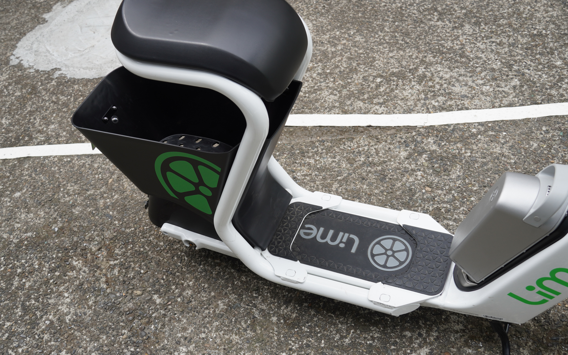 シート部分はフレームとは別パーツでタイプ変更も可能