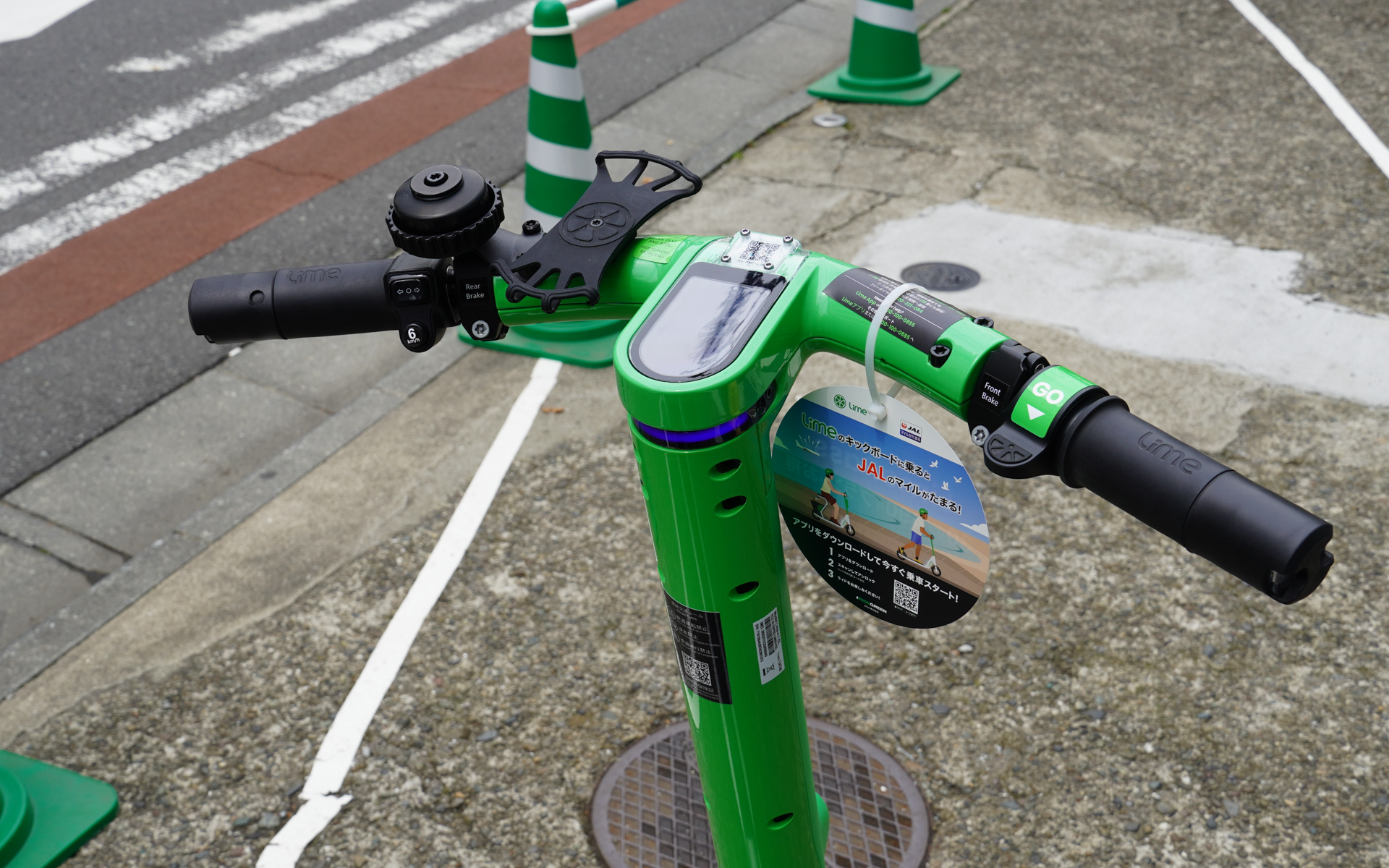 ハンドル中央には表示画面があり、走行禁止エリアに入ると禁止マークが表示されるが、日中は見にくい