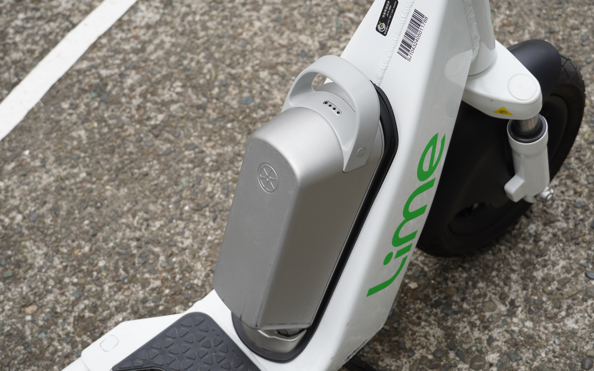 走行用のバッテリ。外して充電することができる