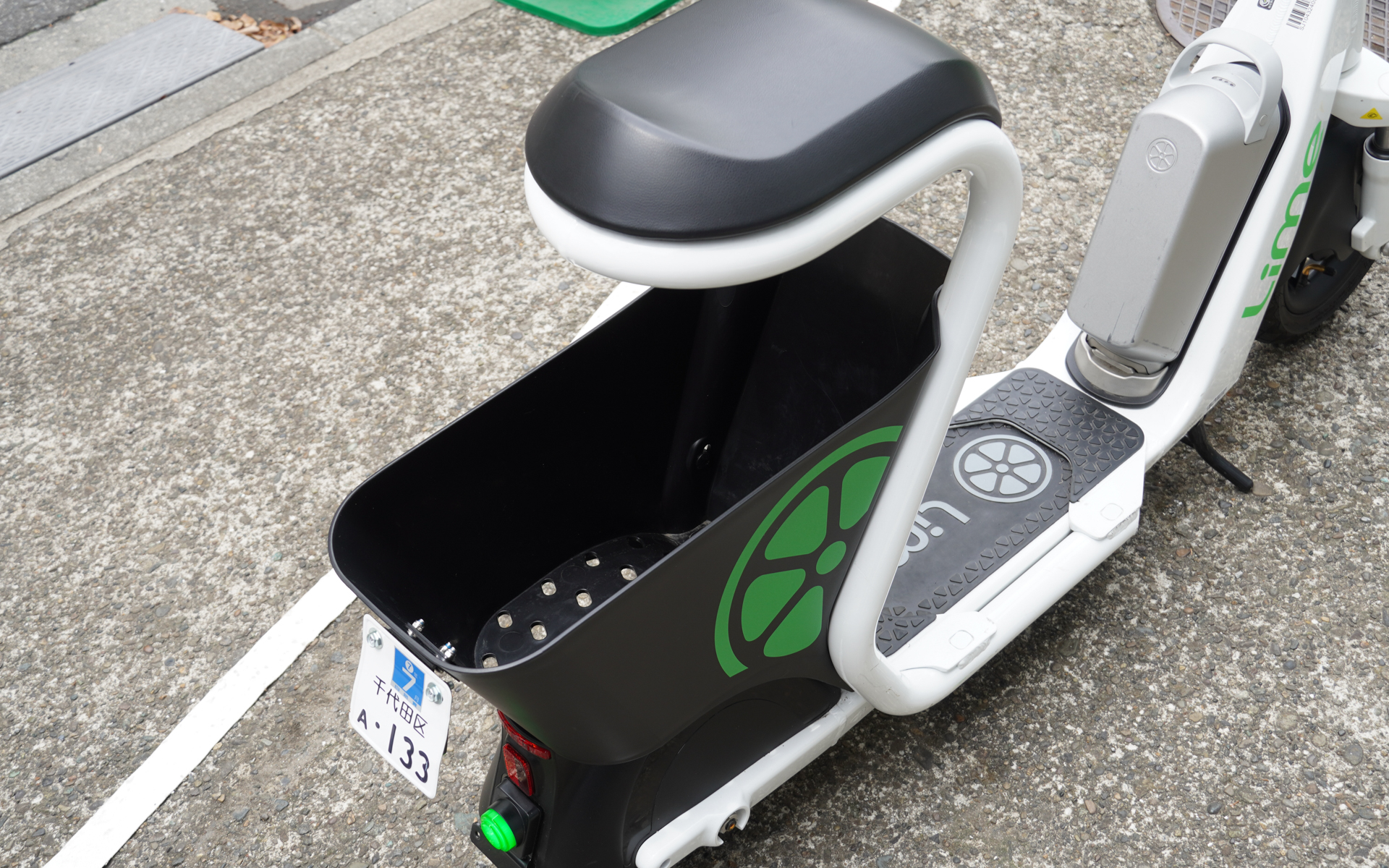 後部にはナンバープレートと最高速度表示灯がある