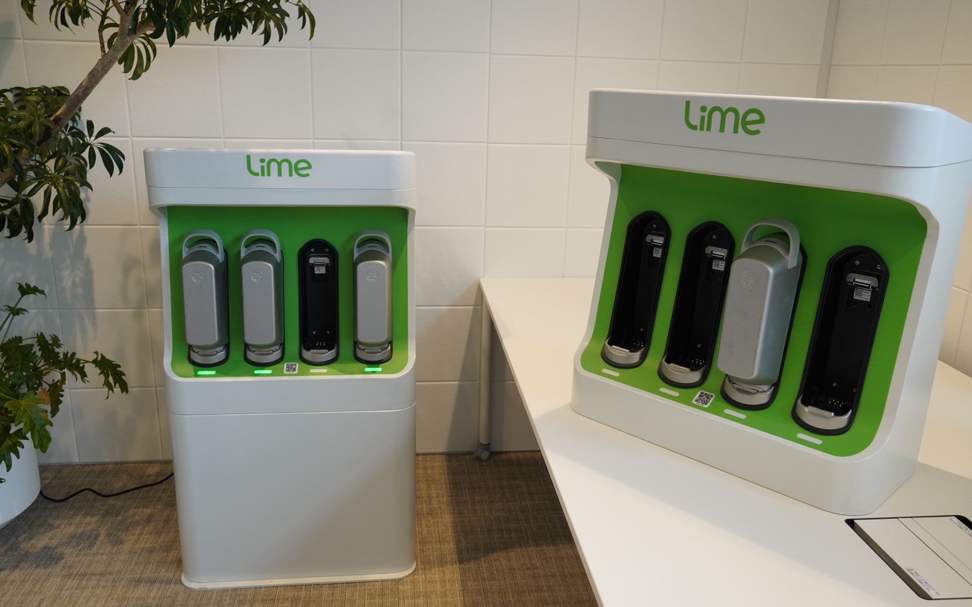 バッテリの充電ステーション。大阪・関西万博ではユーザー自身がバッテリを外して充電を行なう