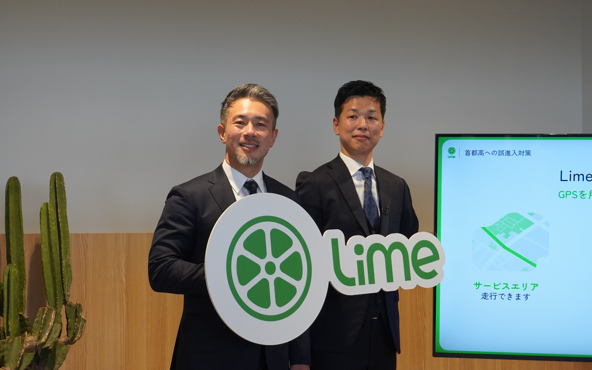 Lime株式会社 カントリー・マネージャー兼アジアパシフィック地域統括責任者 テリー・サイ氏（左）と日本政府渉外担当責任者 井上祐輔氏（右）