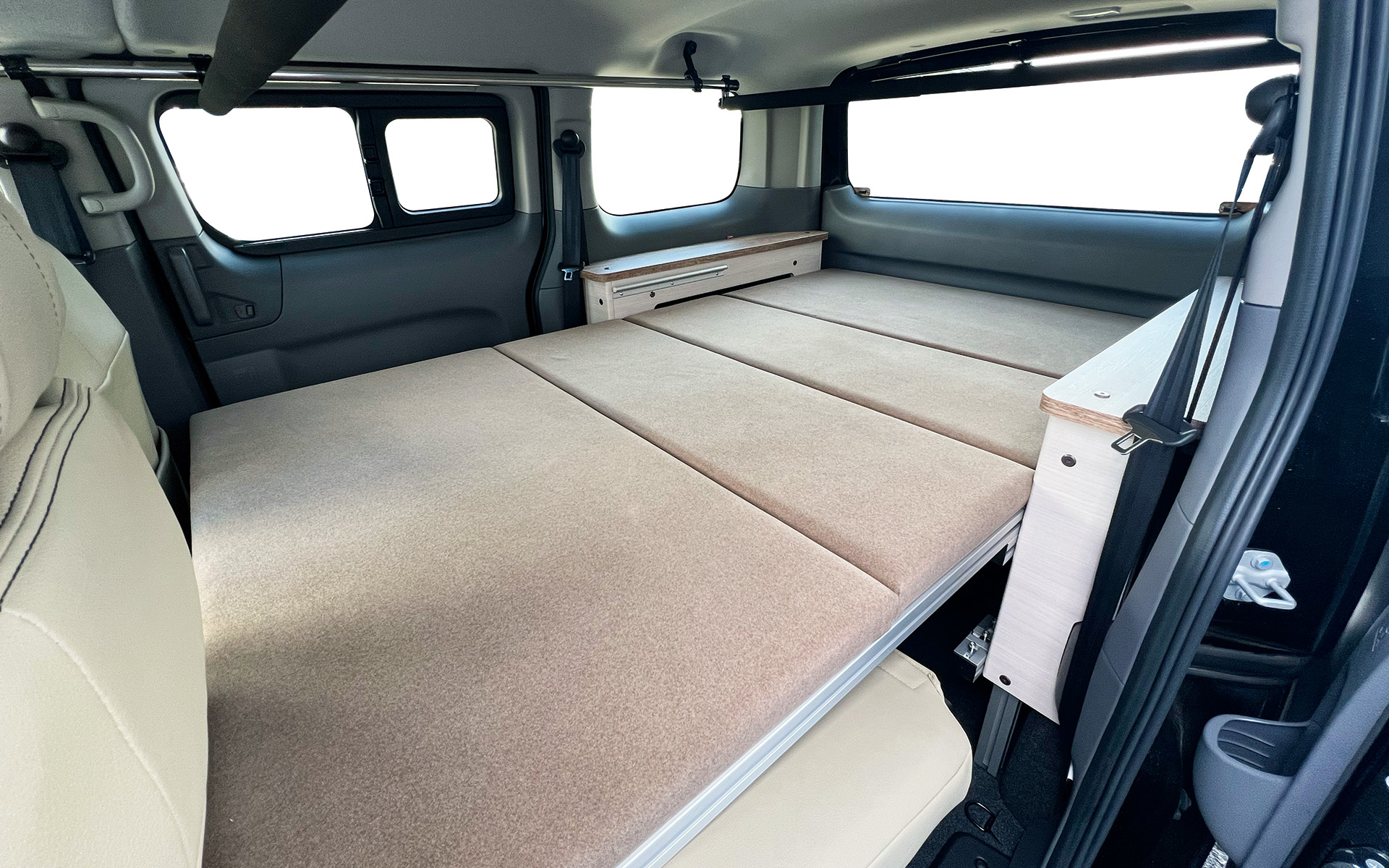 フルフラットのベッドモード時のサイズは1070×1810mm（幅×長さ）