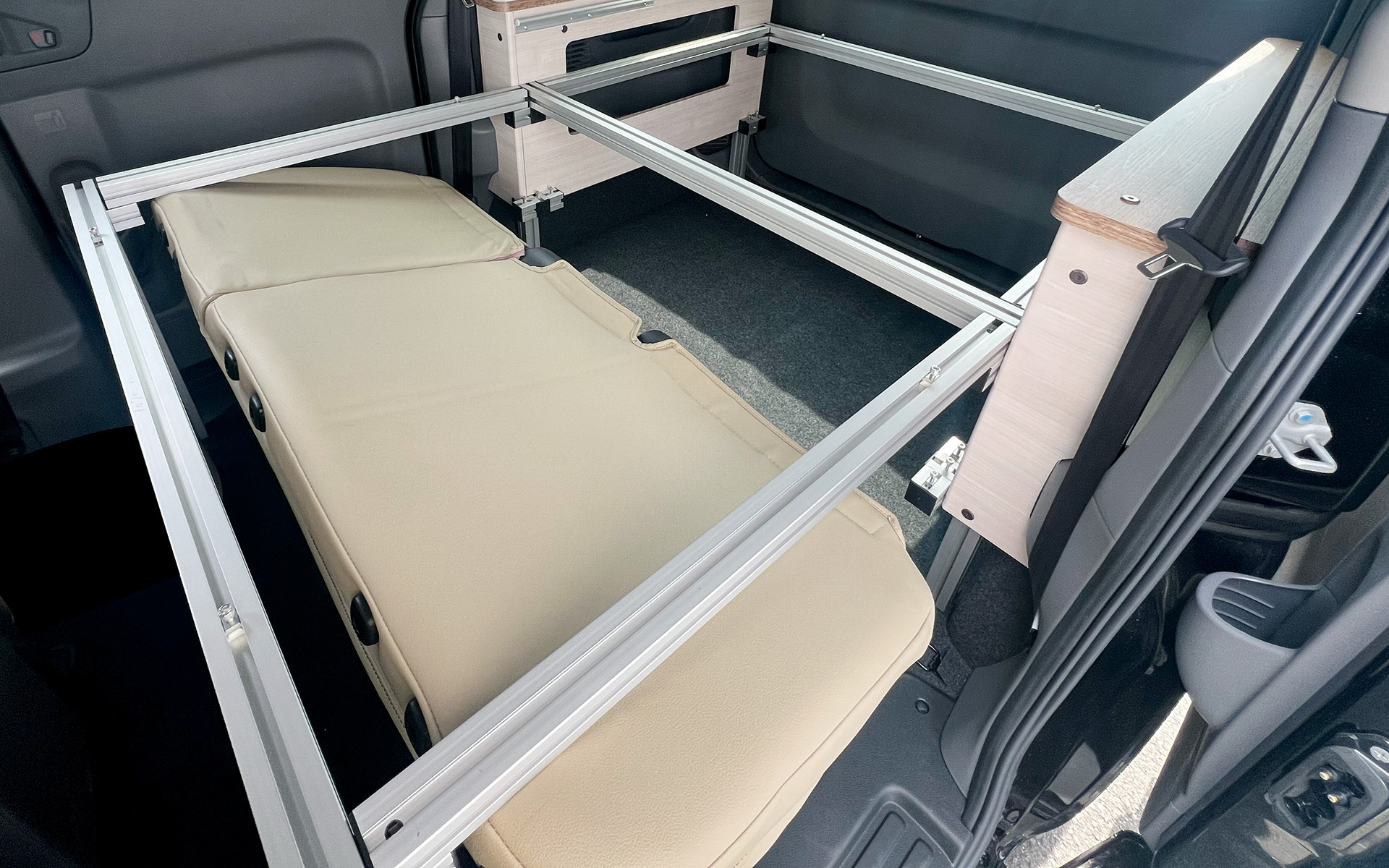 高品質なアルミフレームと、軽量でありながら、寝心地・座り心地にこだわったベッドマットを採用