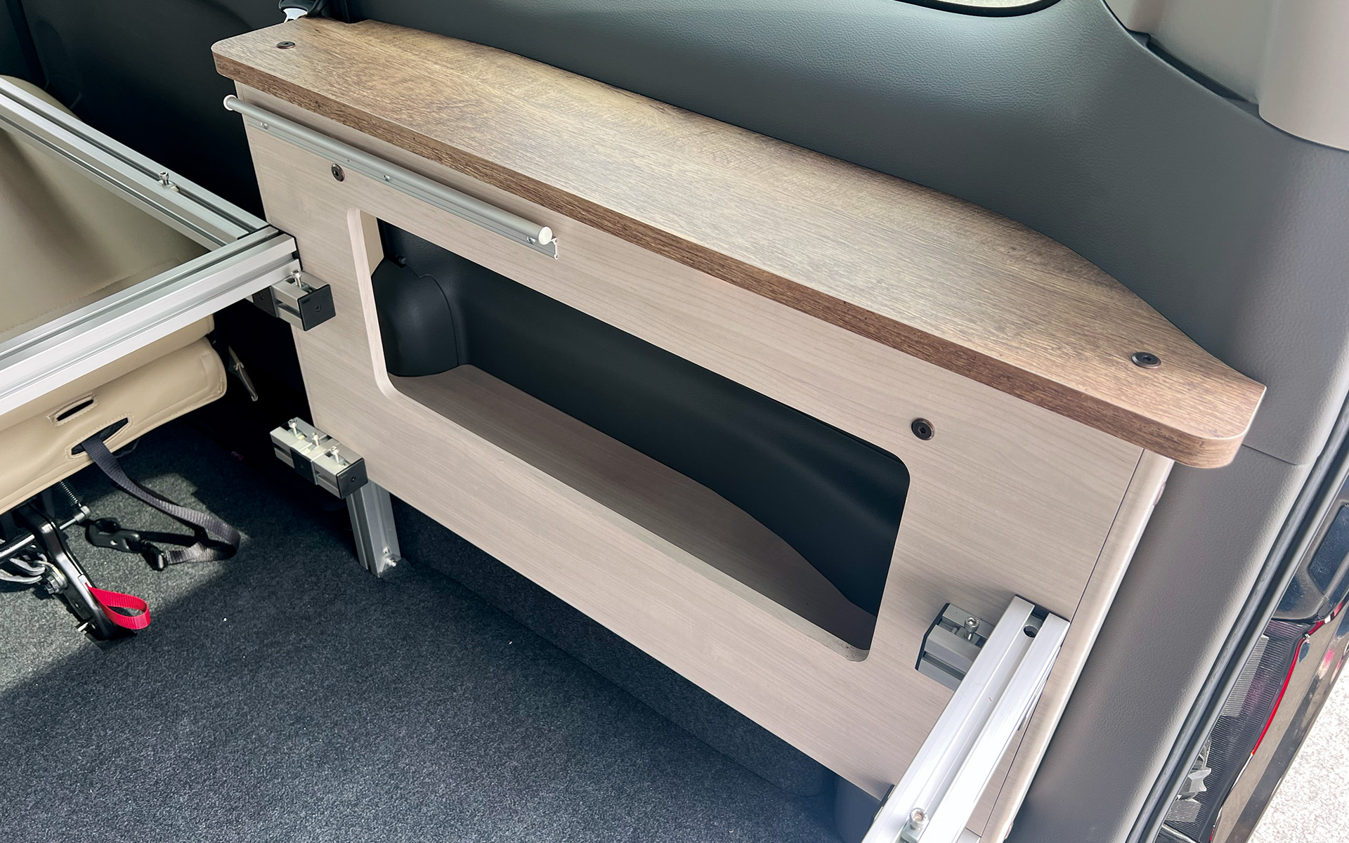 後端左右には木製キャビネットを備える