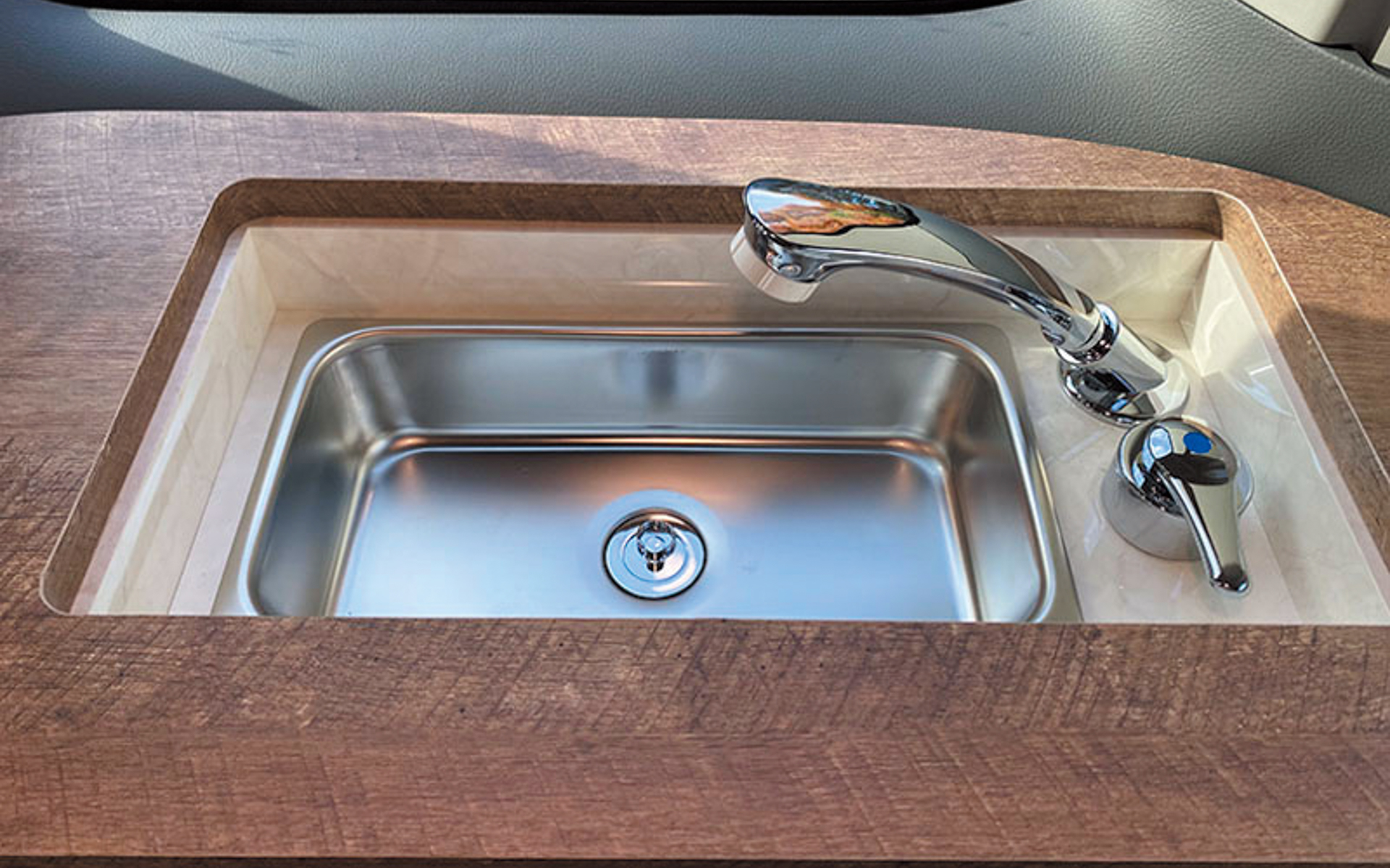 格納式シンクの蛇口は伸縮してシャワーヘッドにもなる