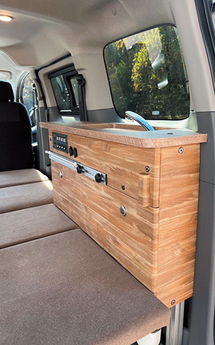 引き出し式のコンロを装備したキャビネットを完備