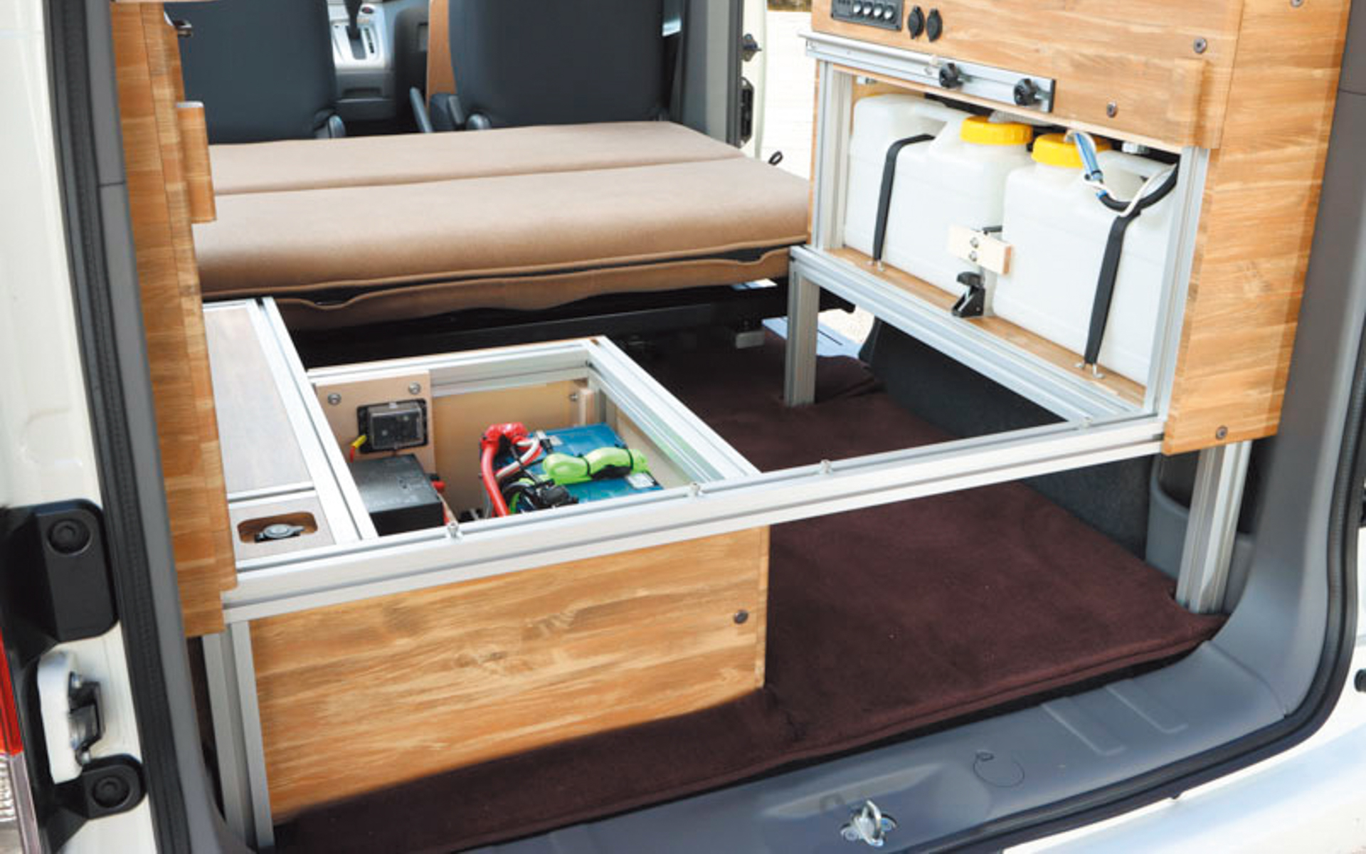 高品質なアルミフレームと軽量でありながら、寝心地・座り心地にこだわったベッドマットを採用するほか、サイドキャビネットの中には水タンクを格納