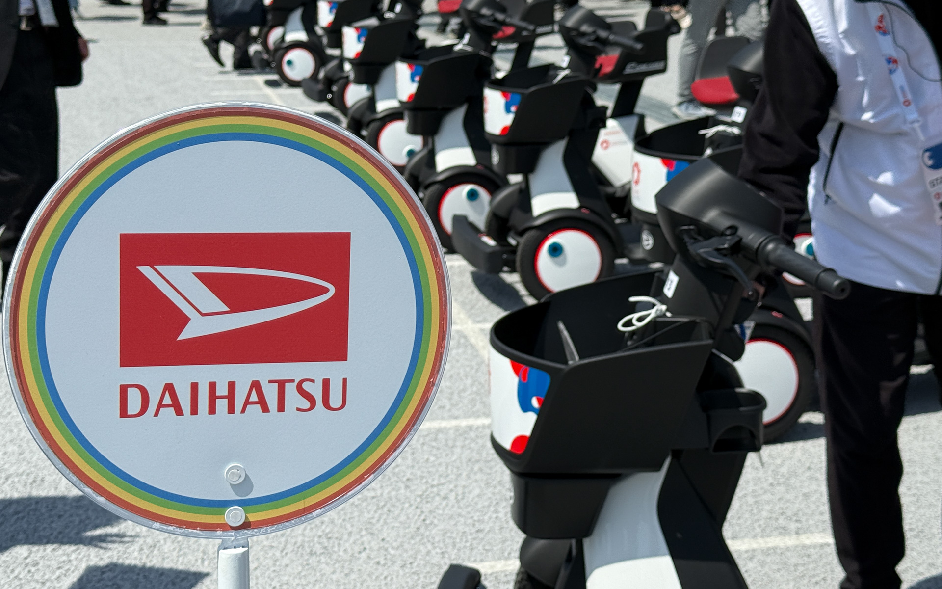 会場のパーソナルモビリティとしてダイハツ工業が開発した電動カート「e-SNEAKER」の貸し出しサービスも用意される