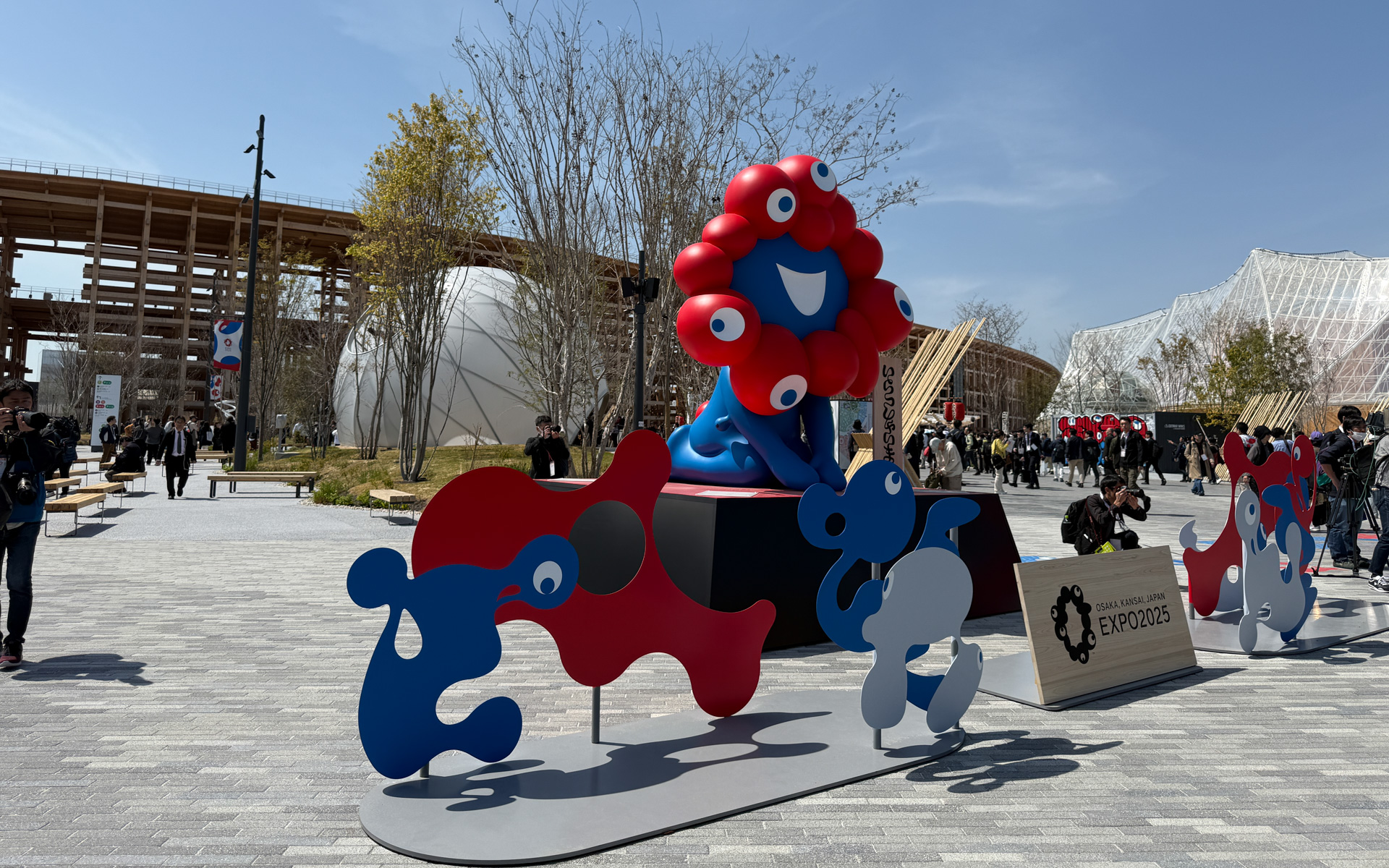 鉄道でアクセスできる「夢洲駅」から一番近い「東ゲート」付近に、ミャクミャクがお出迎え