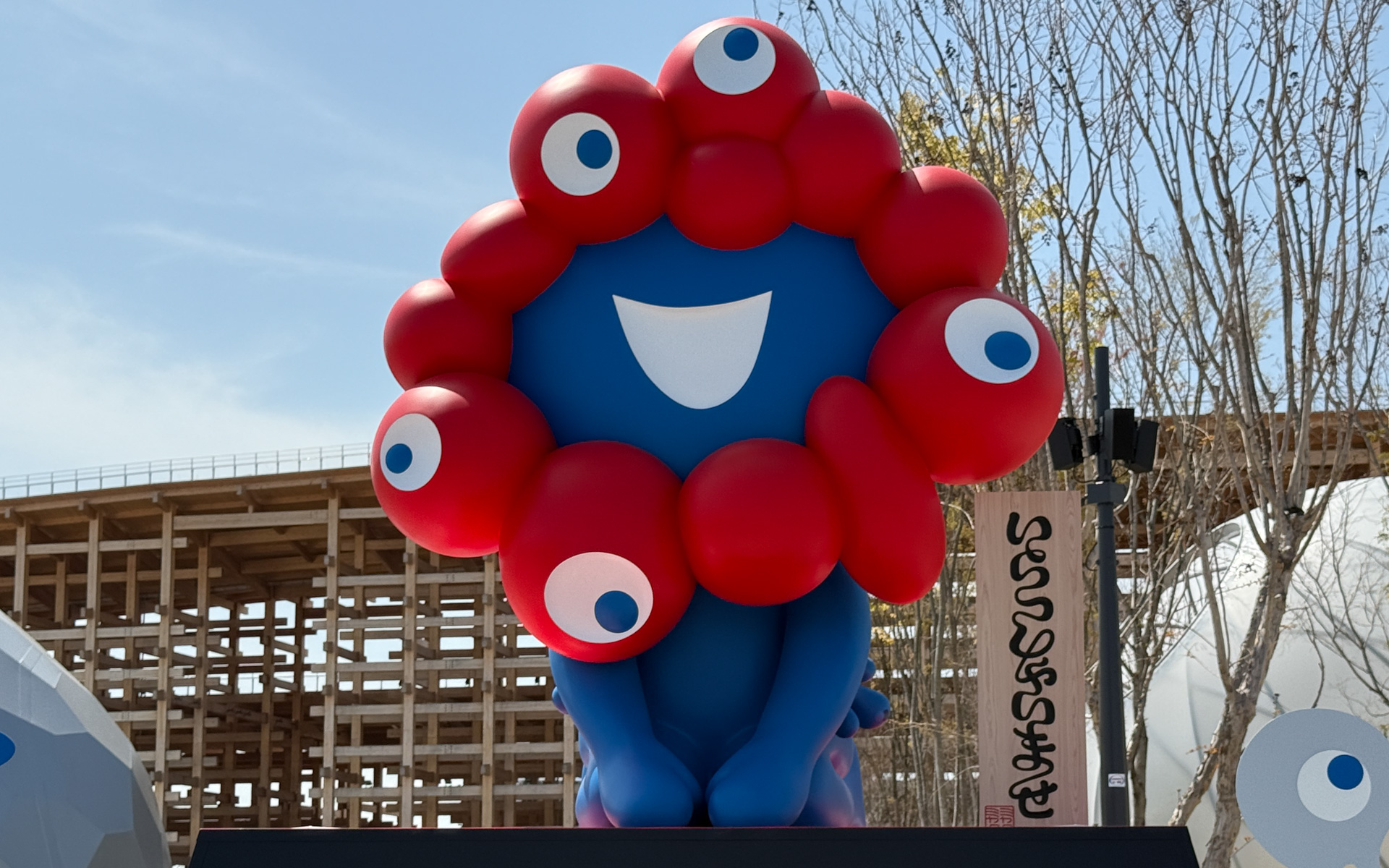 鉄道でアクセスできる「夢洲駅」から一番近い「東ゲート」付近に、ミャクミャクがお出迎え