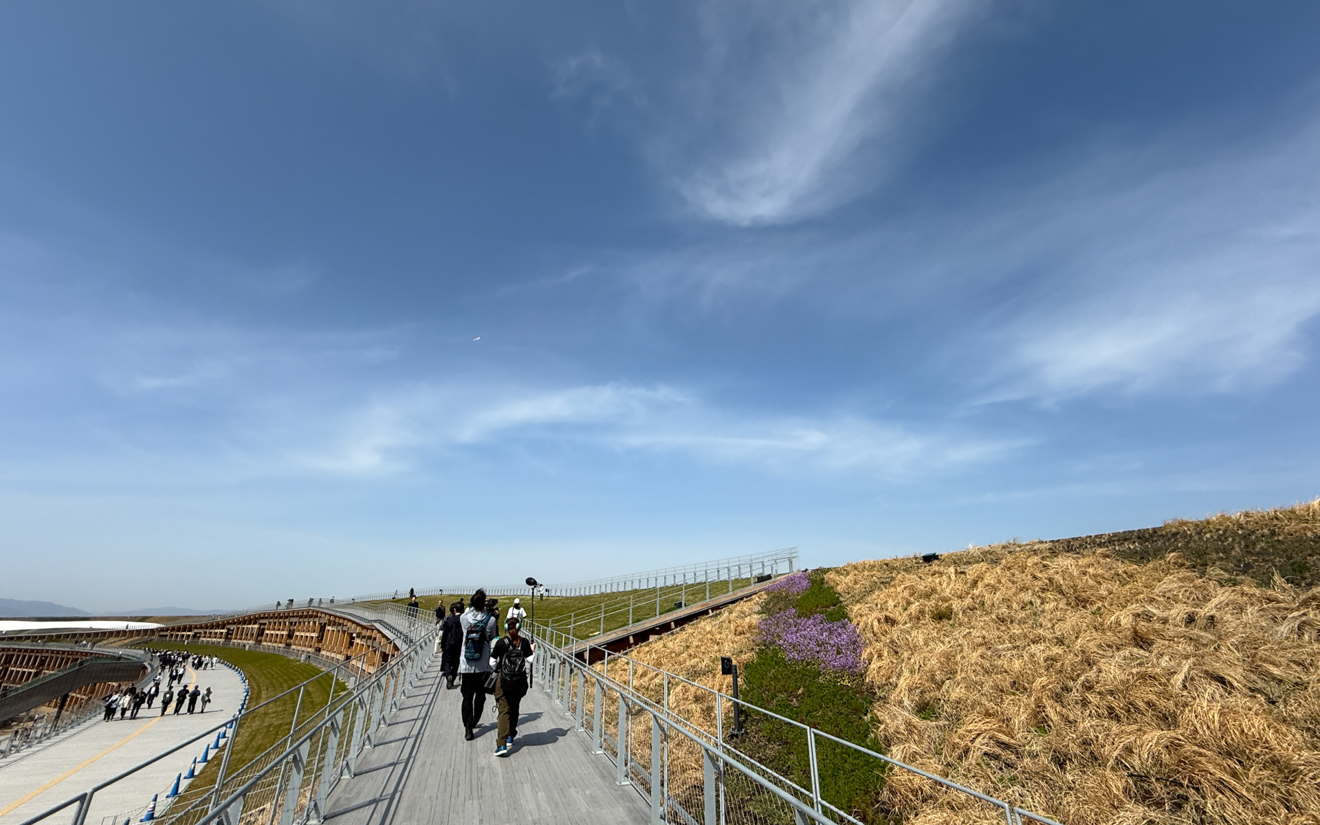 大屋根リングの内側と外側で傾斜がつけられている。写真の左から大屋根リングの内側、外側。