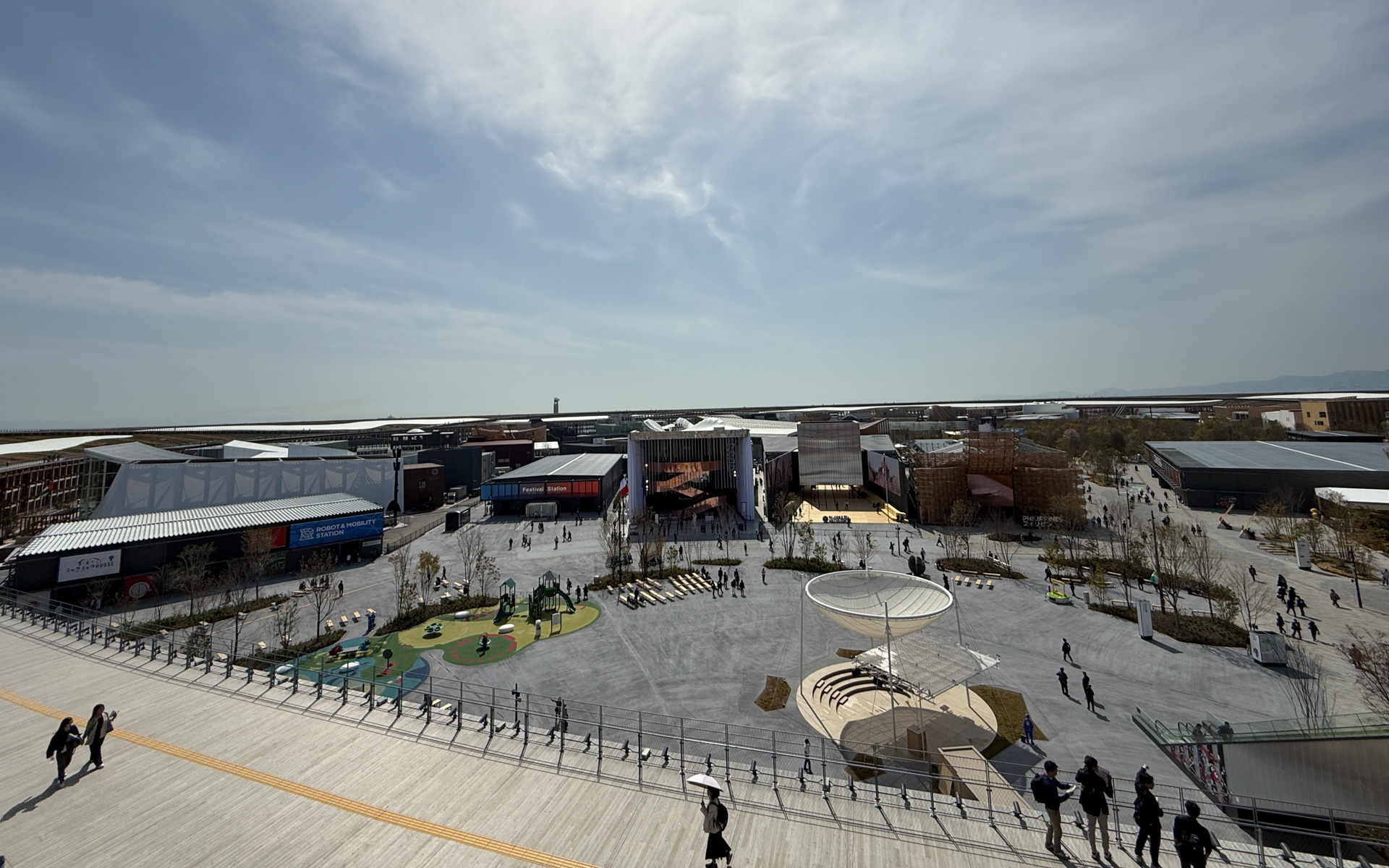 写真ではなかなか伝わらないかと思われるが、「大屋根リング」に登ってまわりを見渡すと「目の前のものがなくなって、そこにあるのは空だけ」といった体験ができる