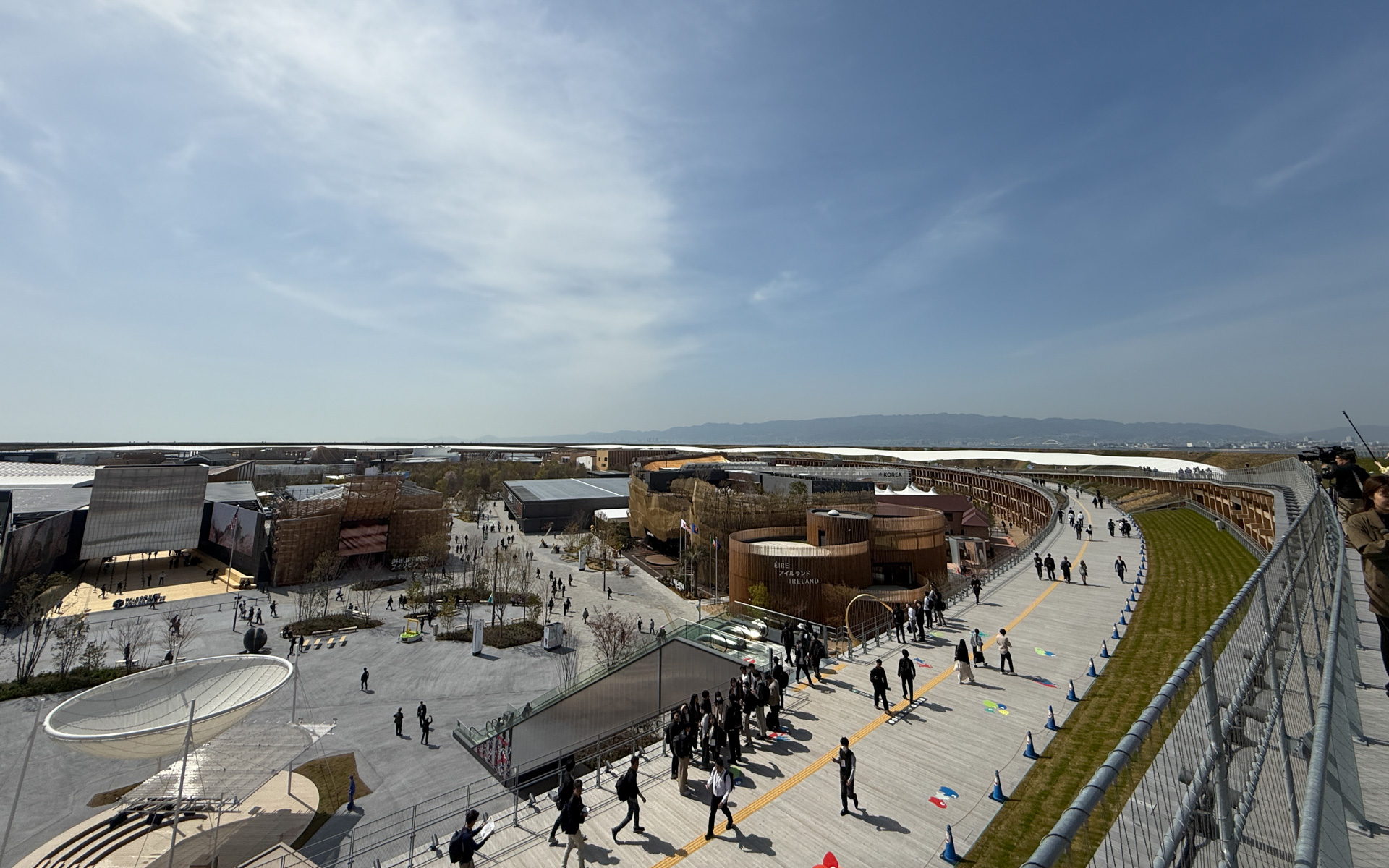 写真ではなかなか伝わらないかと思われるが、「大屋根リング」に登ってまわりを見渡すと「目の前のものがなくなって、そこにあるのは空だけ」といった体験ができる