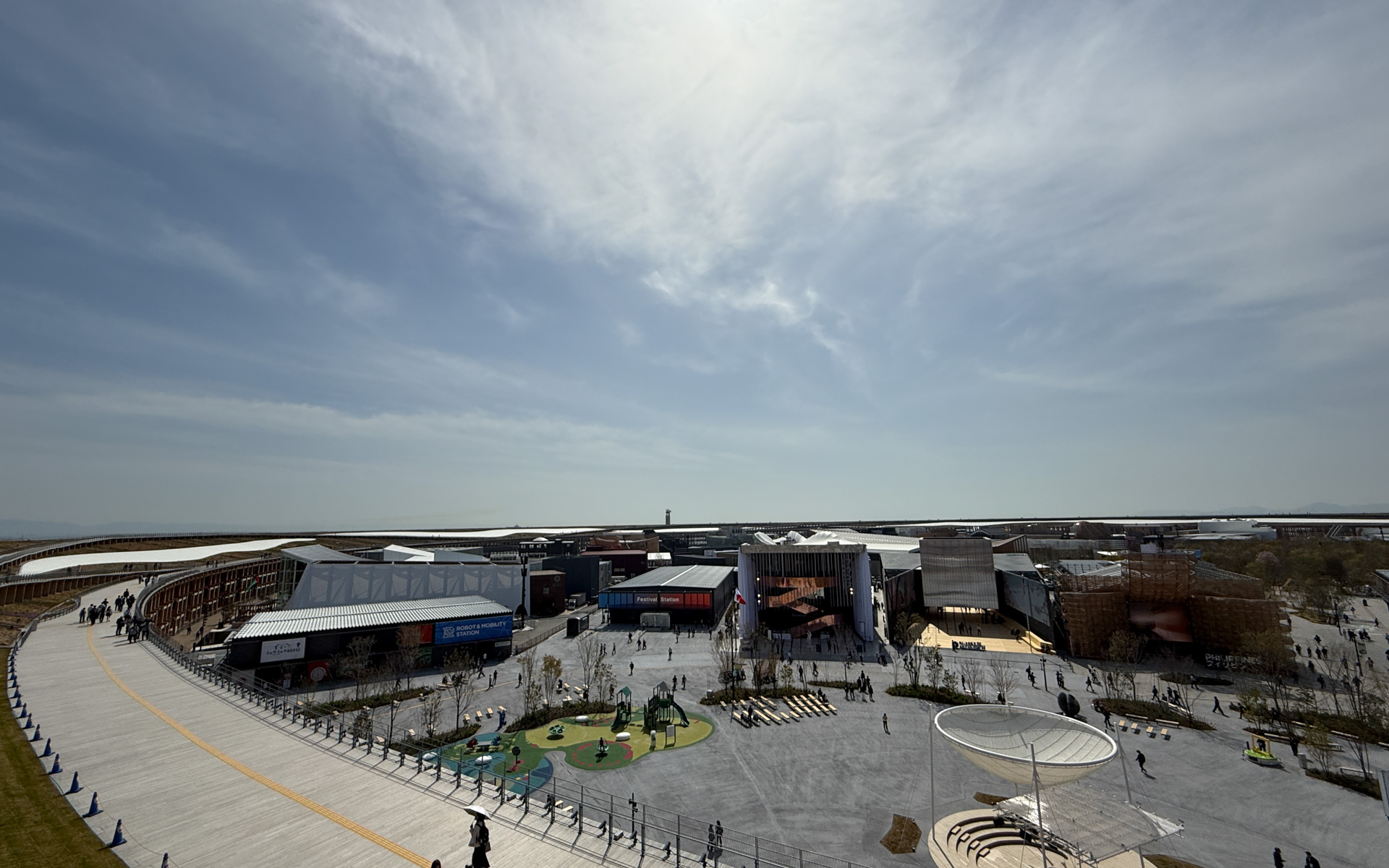 大屋根リングの外側を高くすることで、丸く切り取られた空が登場する