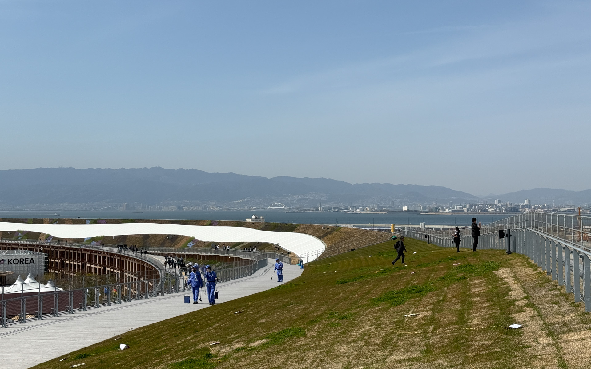 大屋根リングの芝生に入れるエリアも用意され、ゴロゴロと寝転がることもできるという