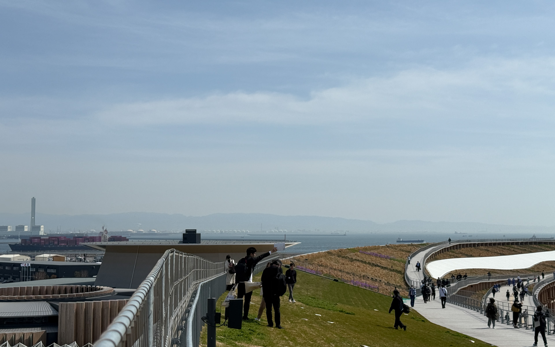 大屋根リングの芝生に入れるエリアも用意され、ゴロゴロと寝転がることもできるという