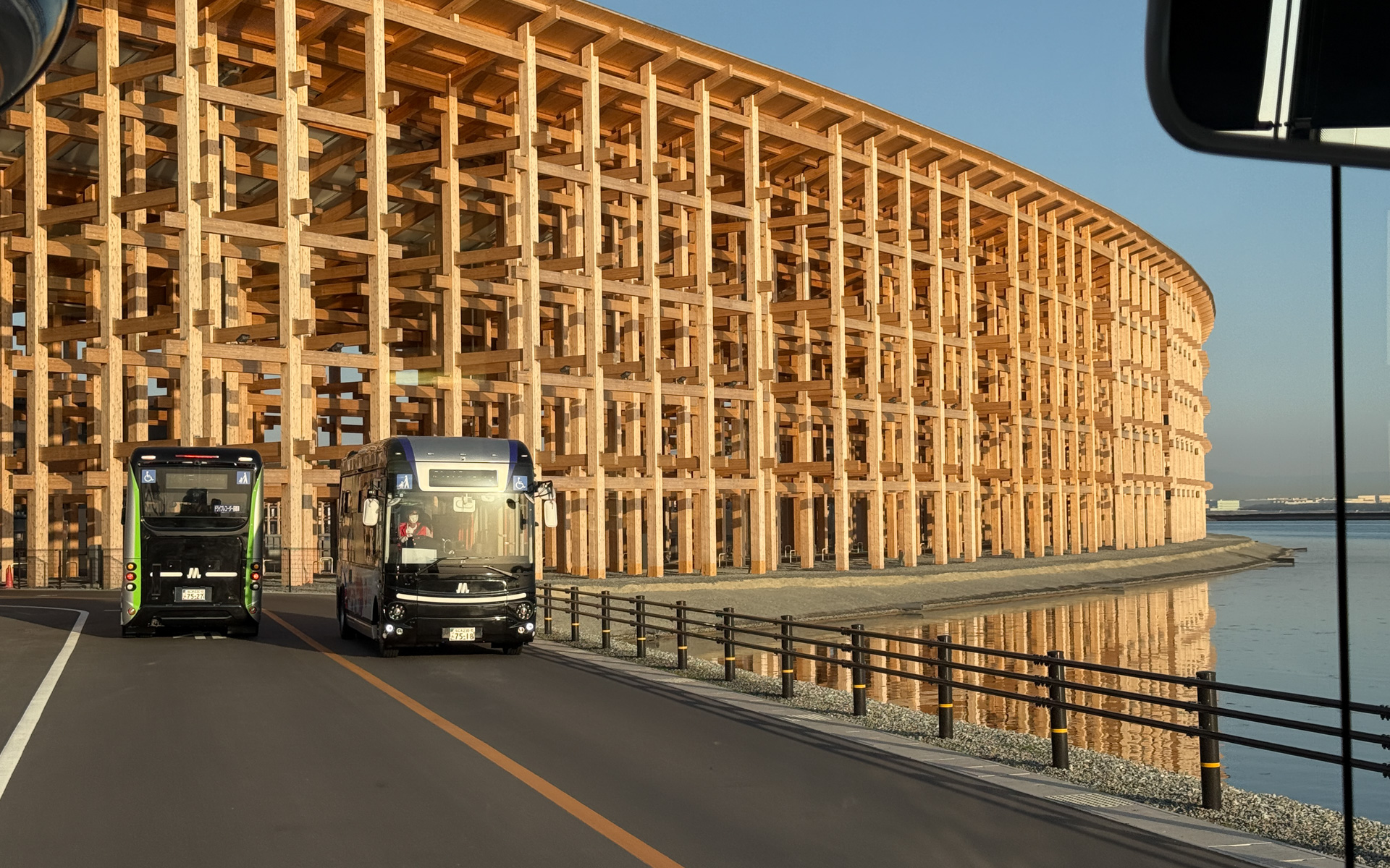 EVバス「e Mover」を利用することで障害物のないエリアで大屋根リングの姿を見ることもできる