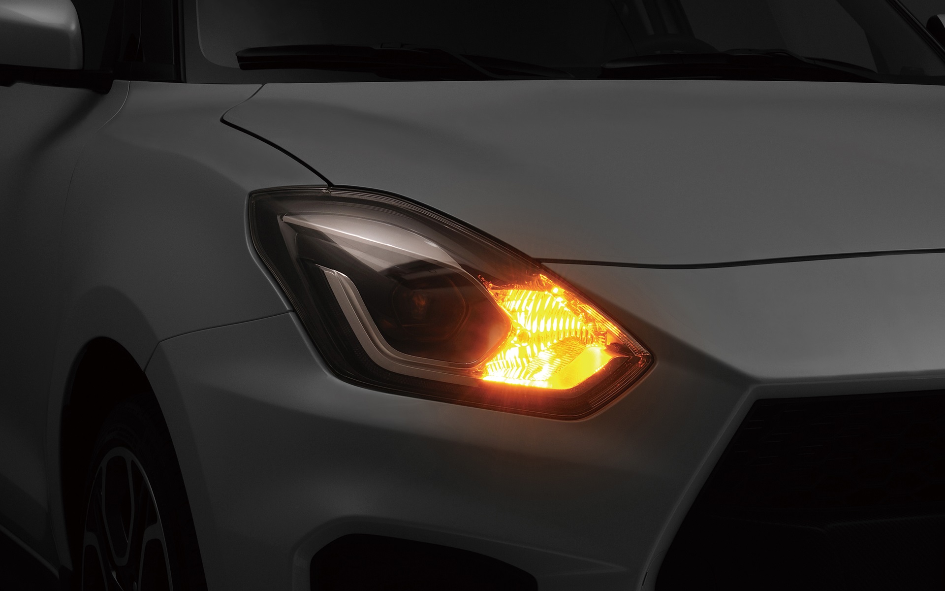 黄色みを減らし、純正白熱球に近い発光色を実現