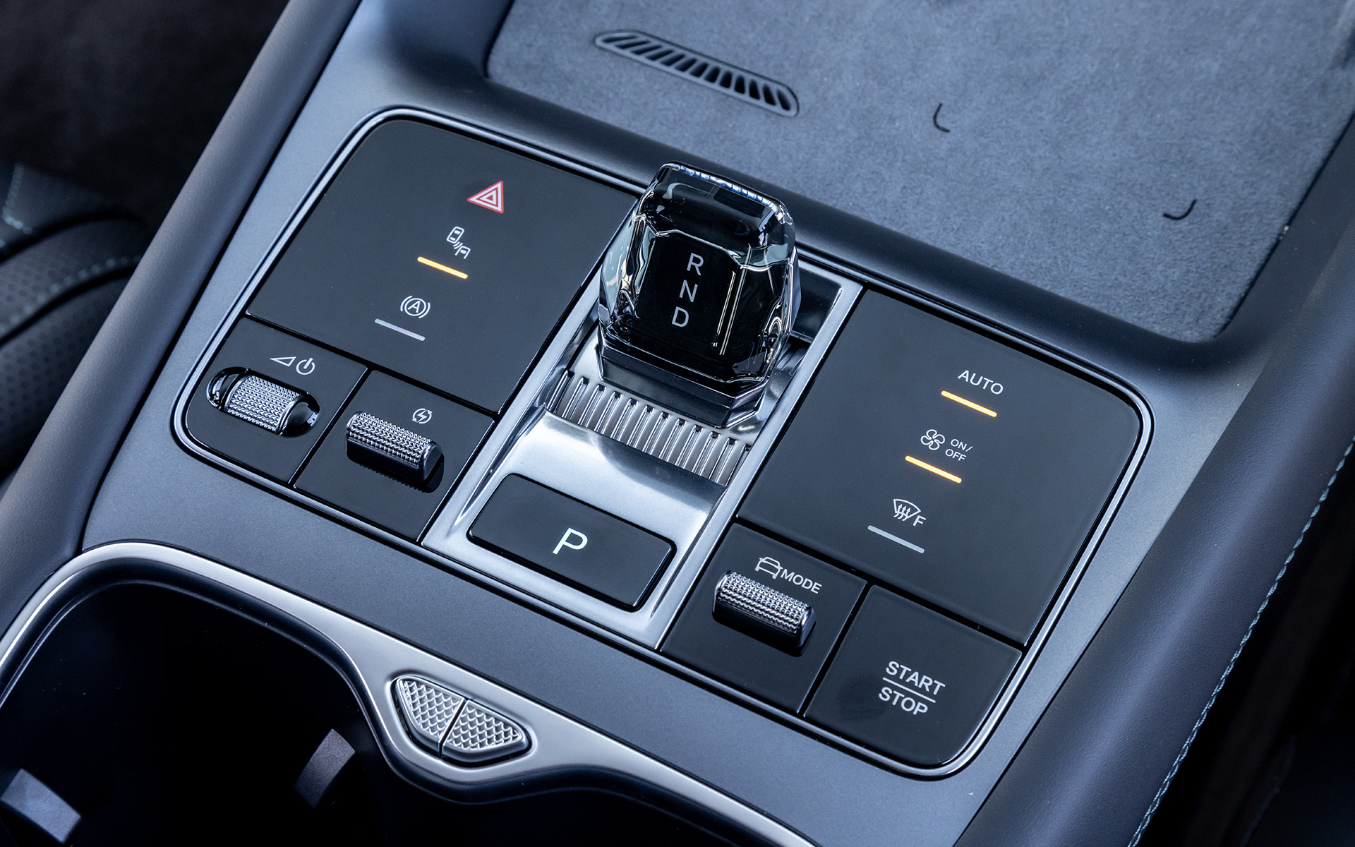 シフトのセレクトレバーは先進的なデザイン